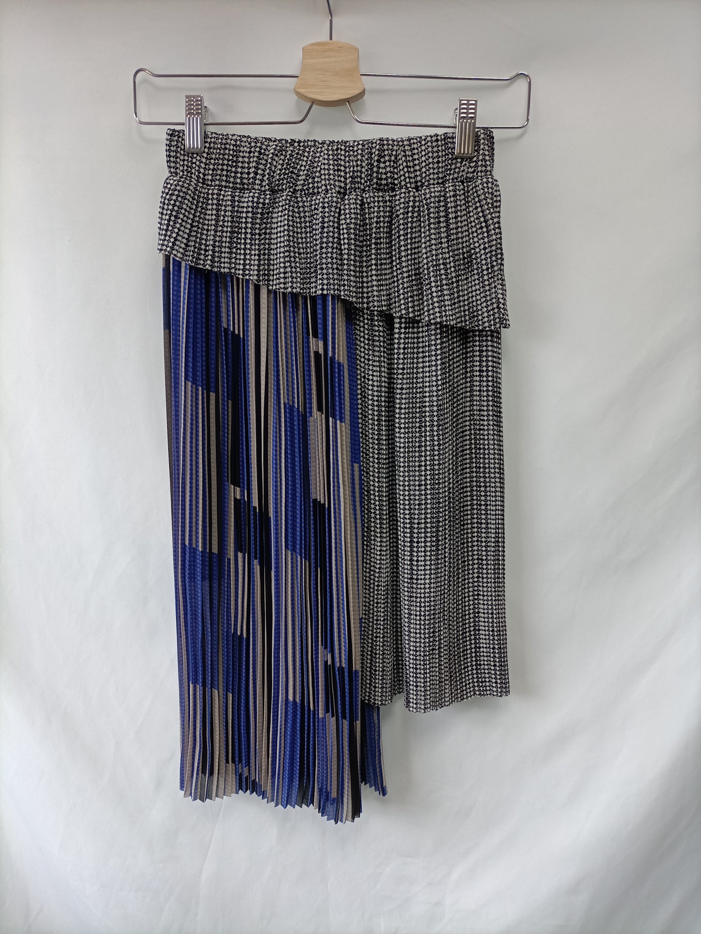 H&M. Falda plisada T.34