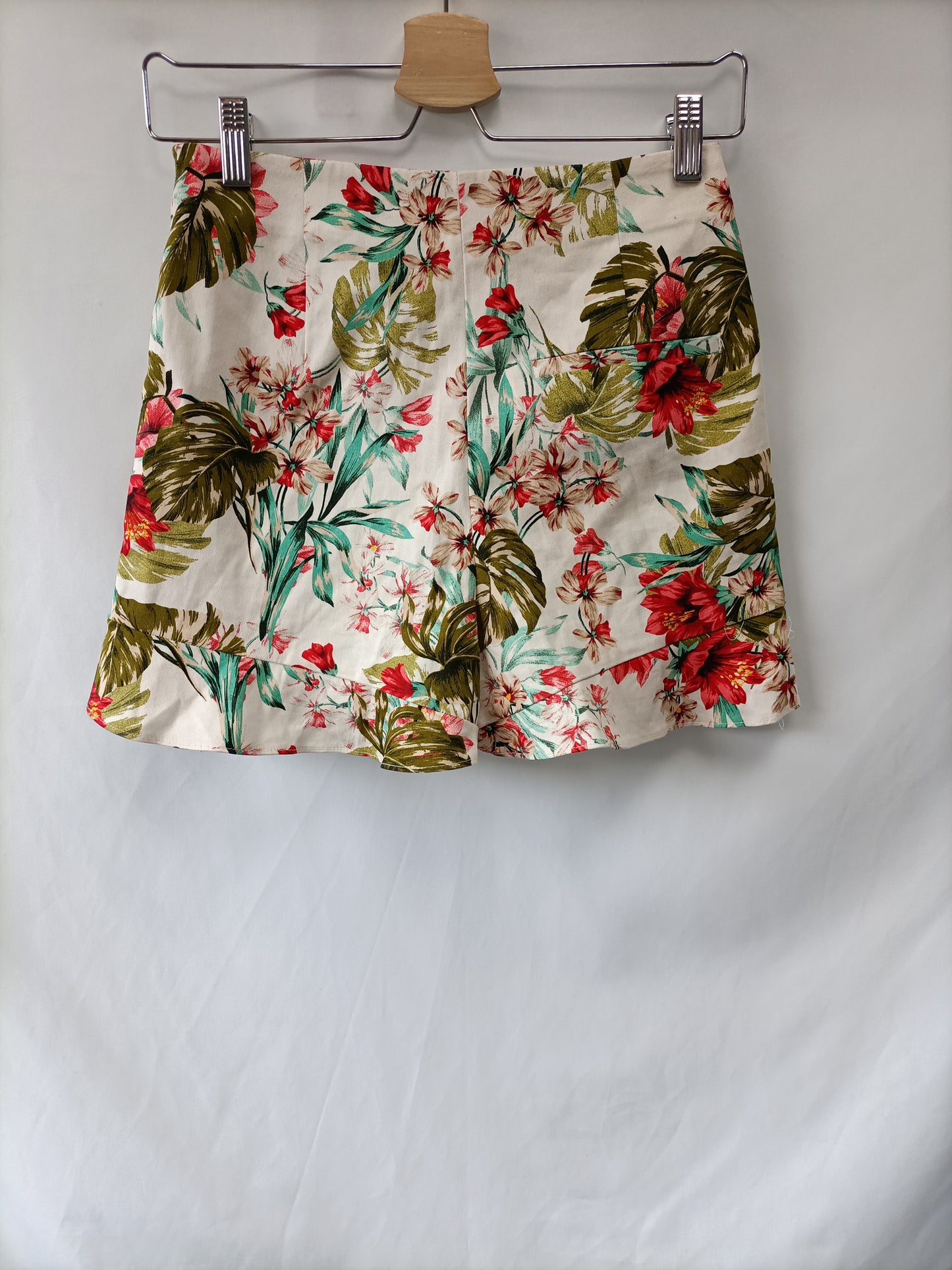 ZARA. Shorts volante T.XS