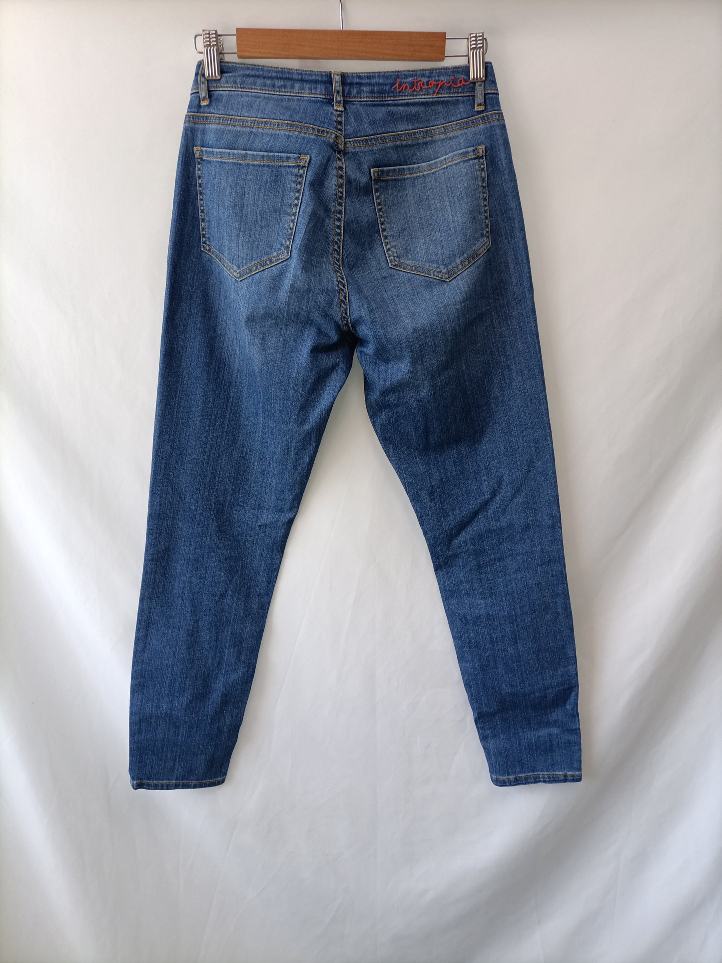 INTROPIA. Pantalón denim bordados T.36