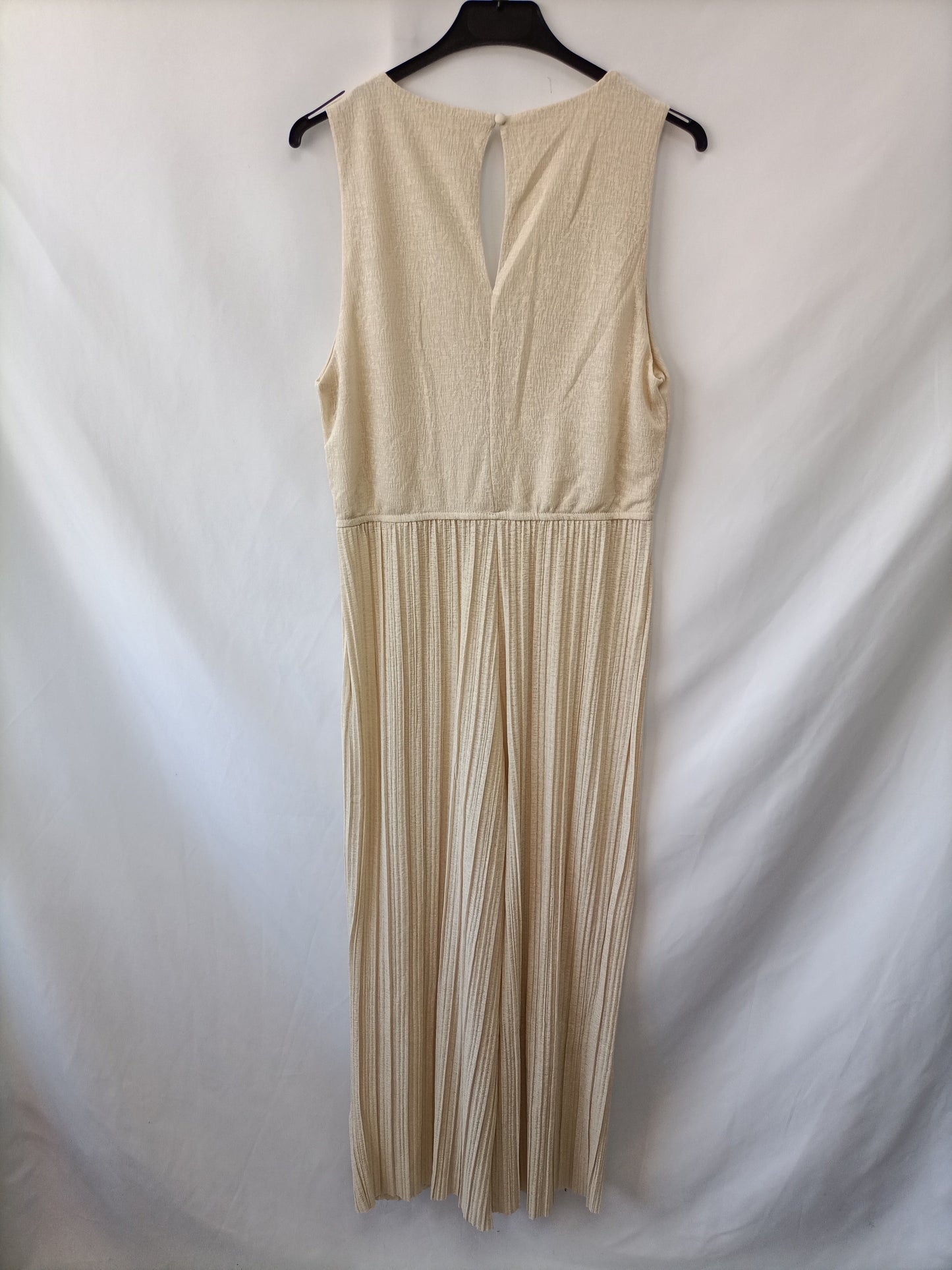 MANGO. Mono beige plisado T.m