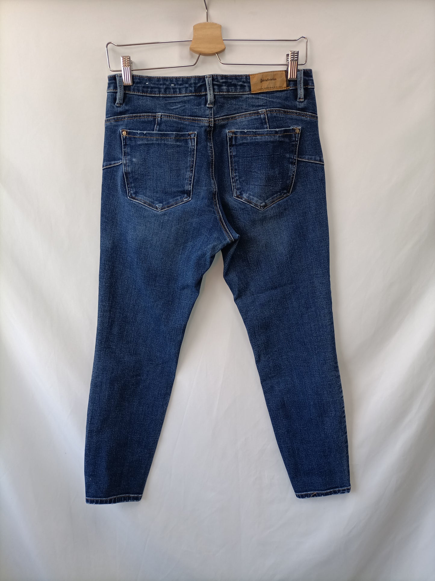 STRADIVARIUS. Pantalón vaquero T.40