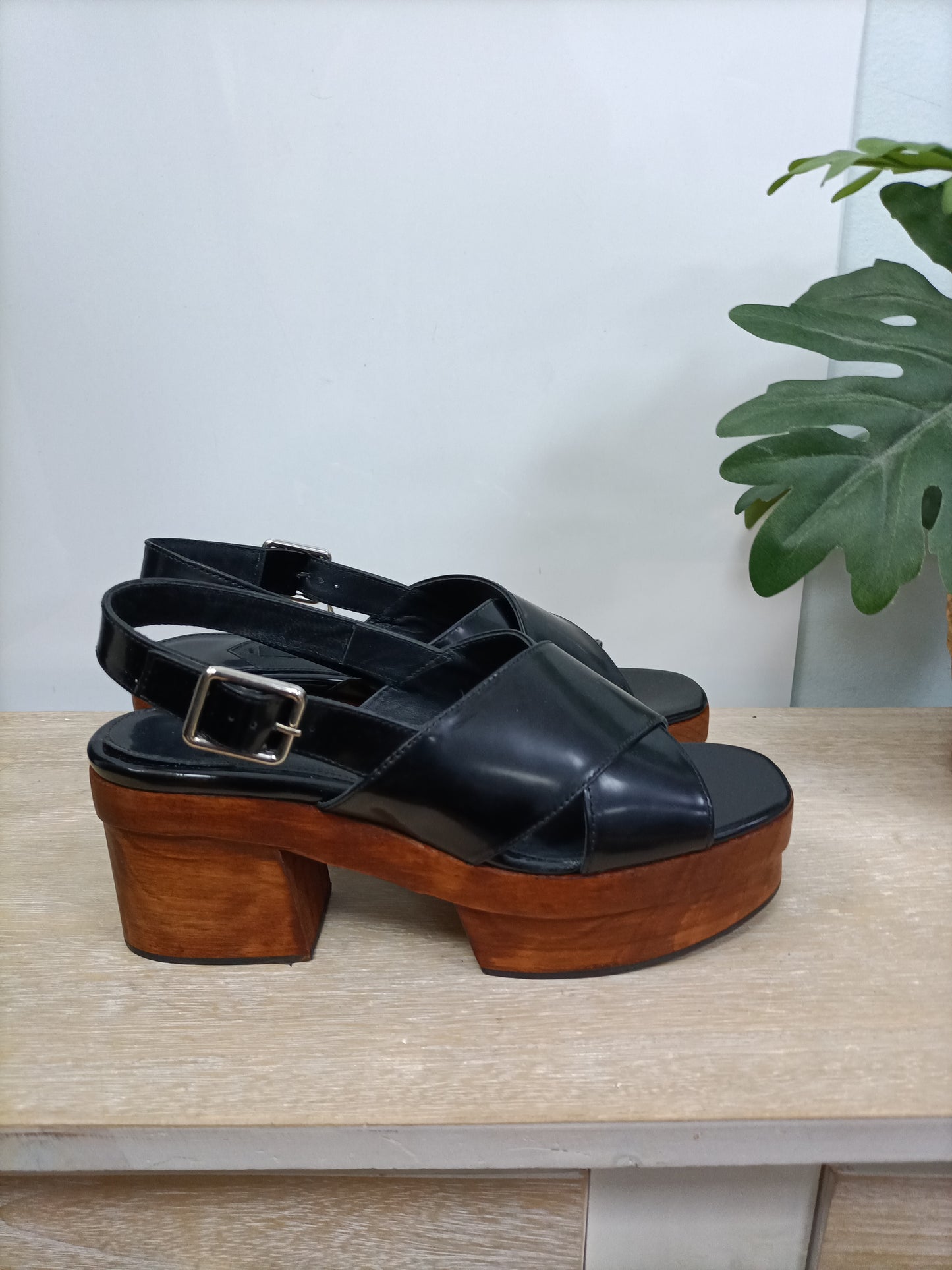 UTERQÜE. Plataformas negras T.39