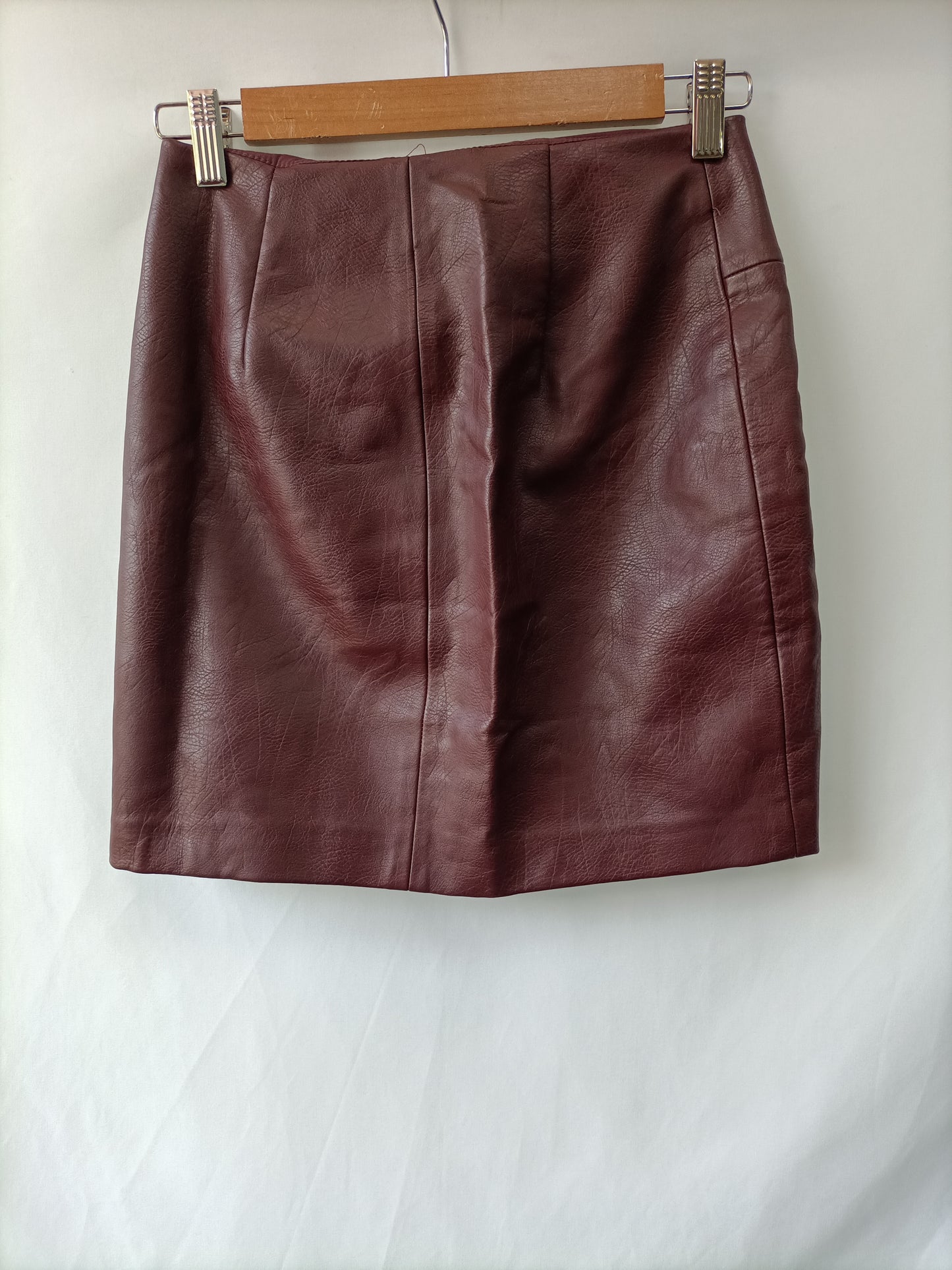STRADIVARIUS. Burgundy leatherette skirt size 34