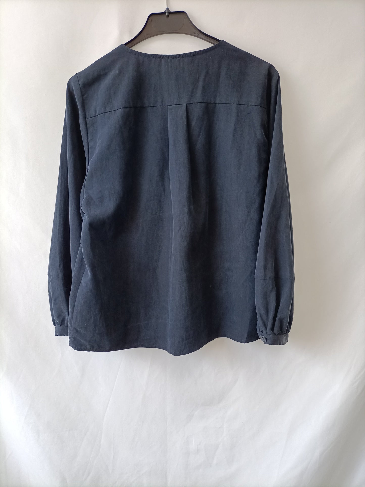 MANGO. Blusa azul cruzada T.s