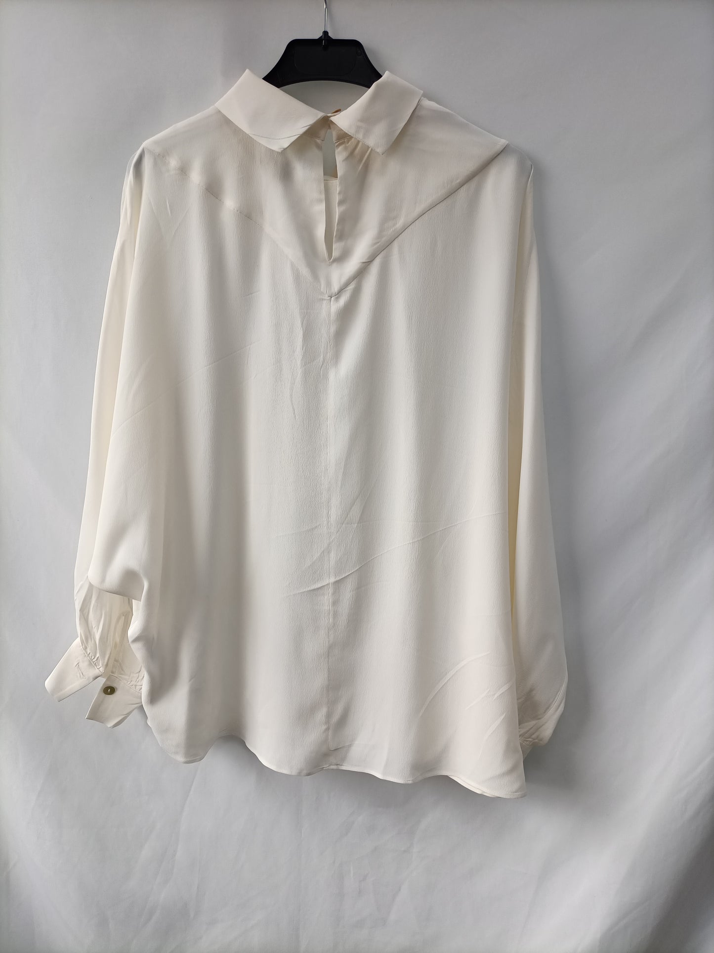 MASSIMO DUTTI. Blusa blanca fluida T.m