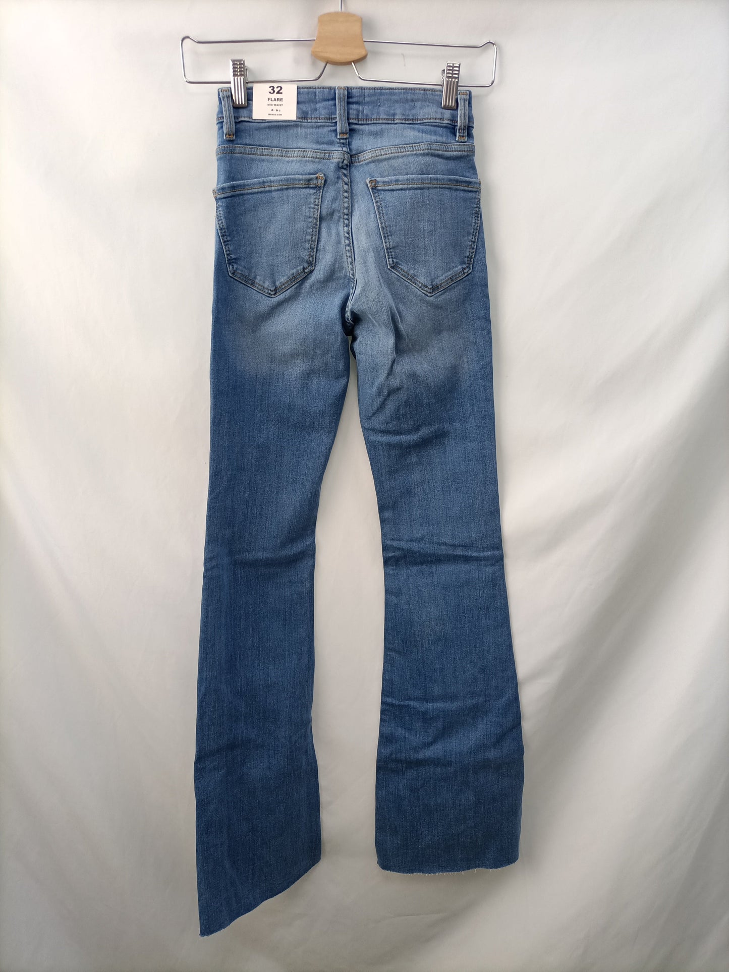 MANGO. Pantalón vaquero campanaT.32