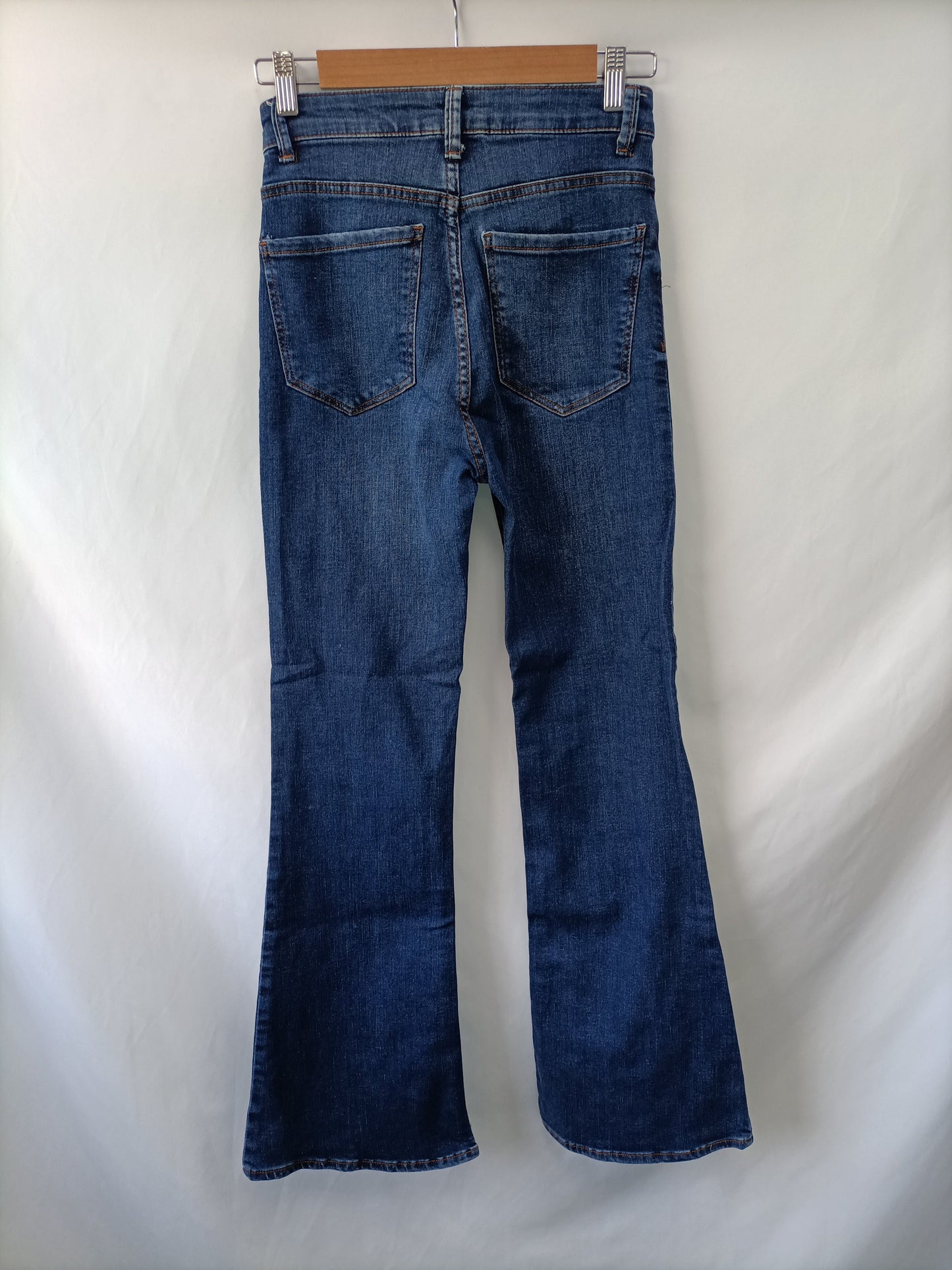 BERSHKA. Pantalón oscuro vaquero T.36