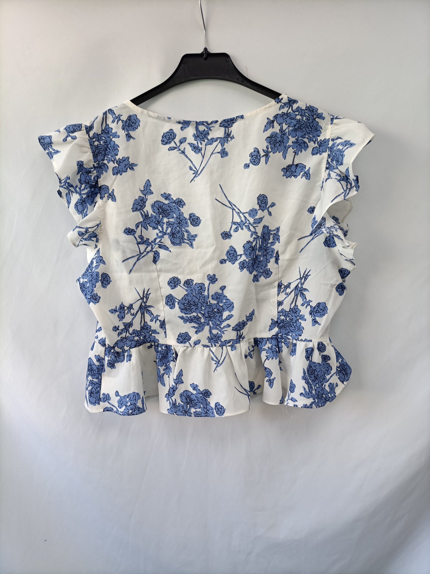 SHEIN. White floral top Tl