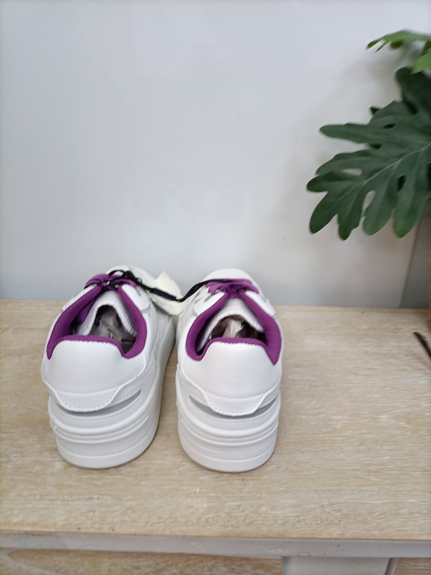 ZARA. Zapatillas blancas T.37