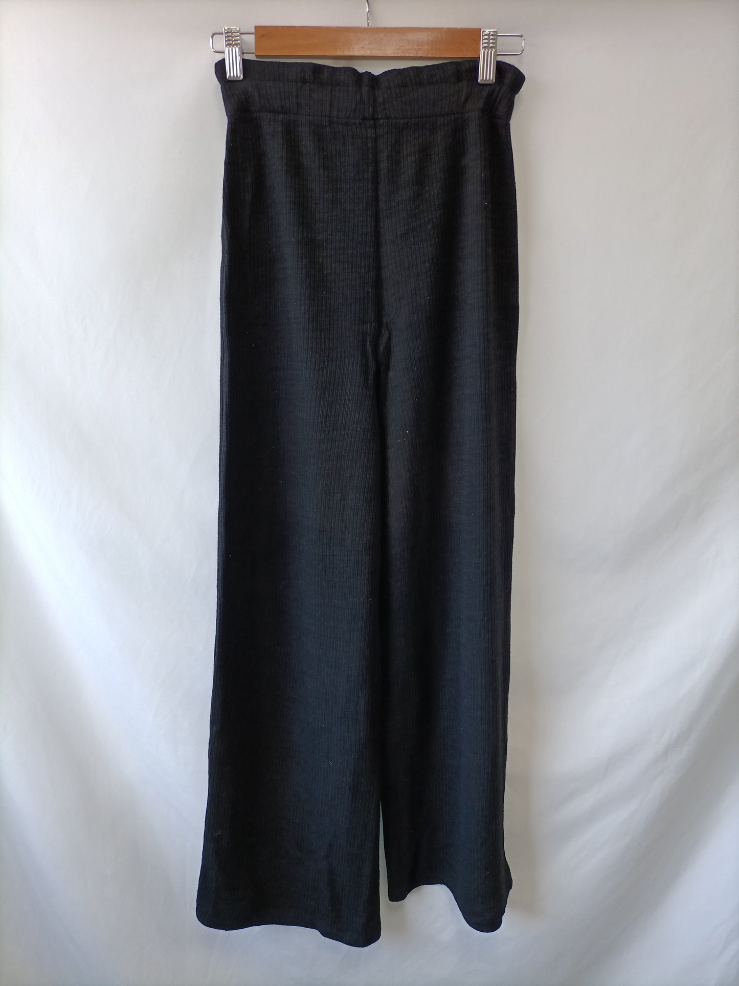 STRADIVARIUS. Pantalón punto negro T.xs