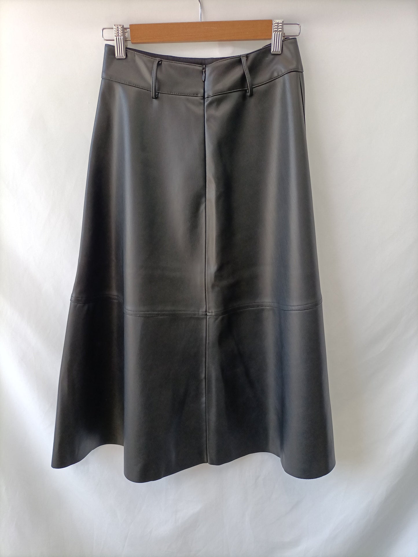 ZARA.Falda midi polipiel T.XS