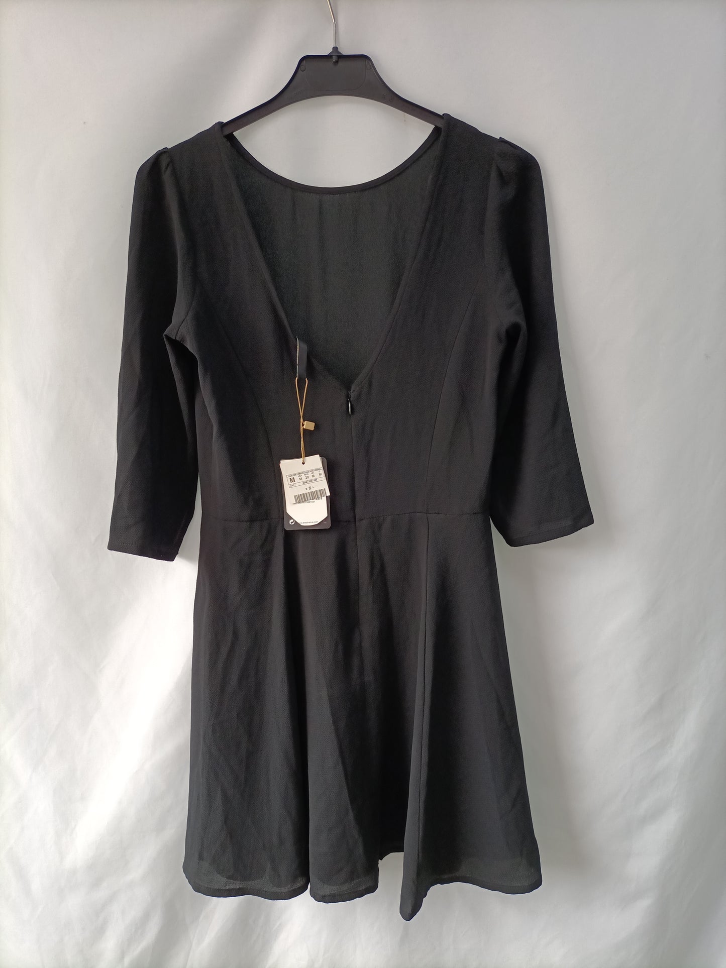 STRADIVARIUS. Vestido negro manga 3/4 T.M