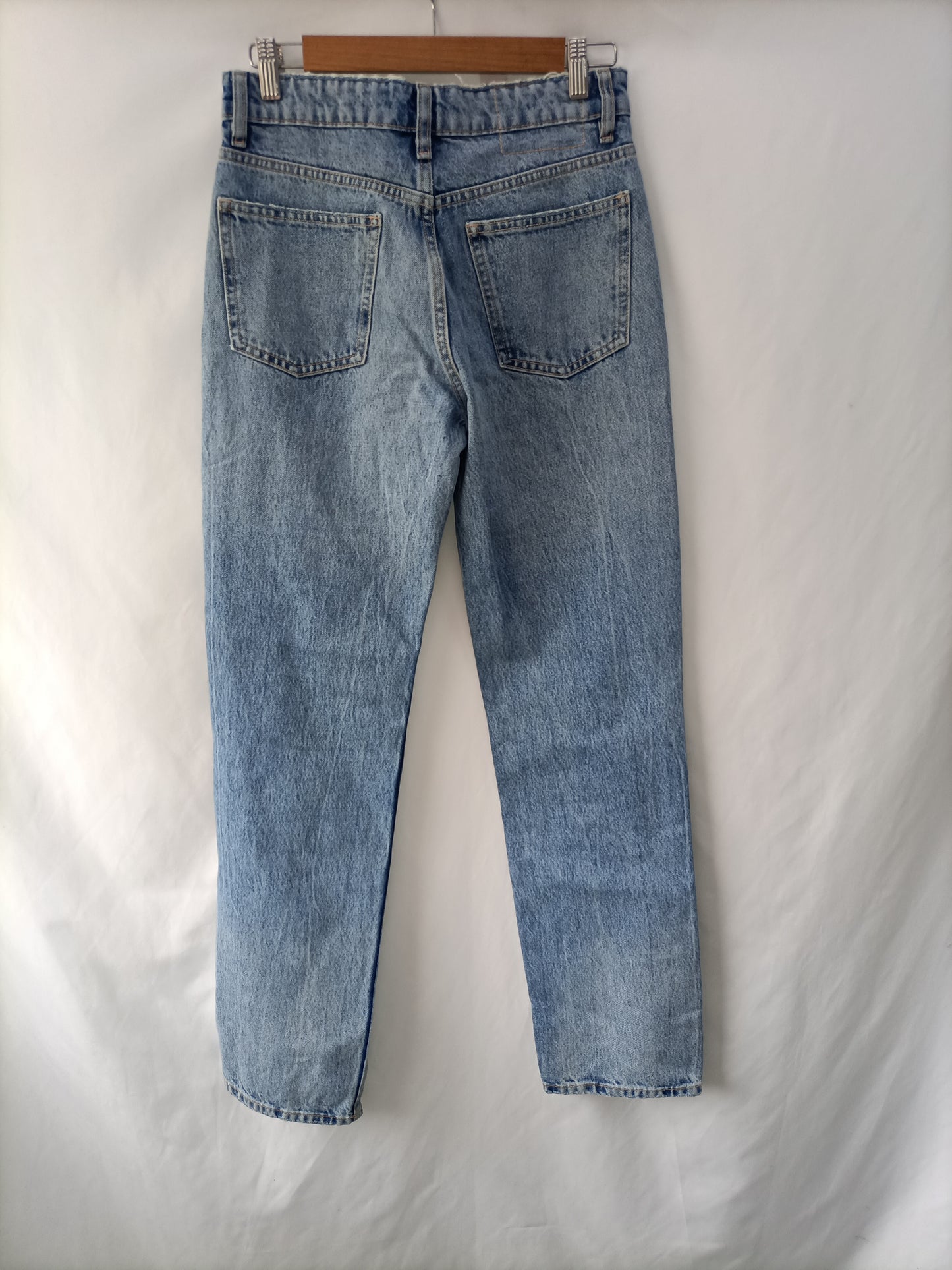 ZARA. Pantalón denim desgastado T.36