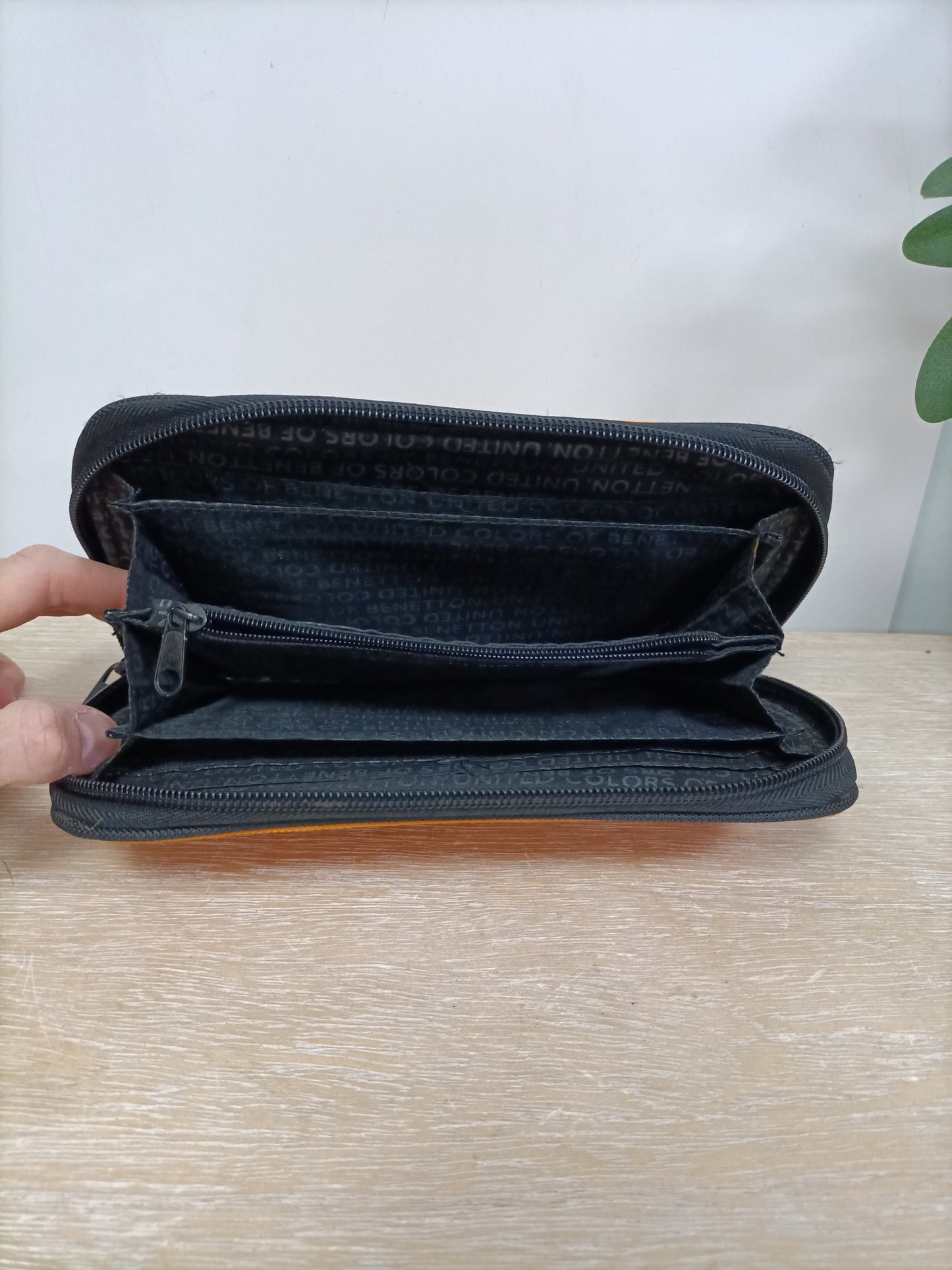 BENETTON. Cartera naranja