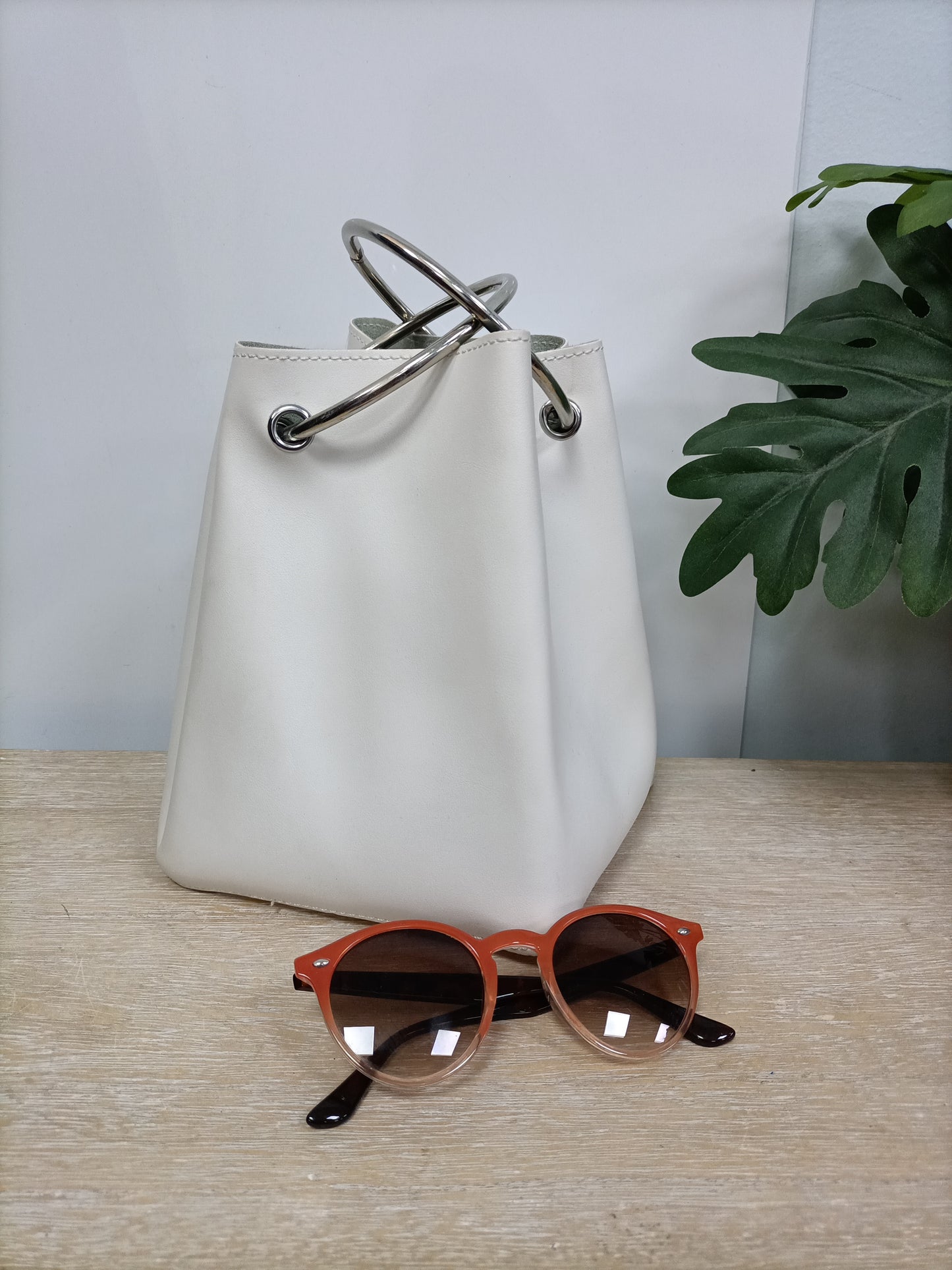 OTRAS. Bolso de mano blanco