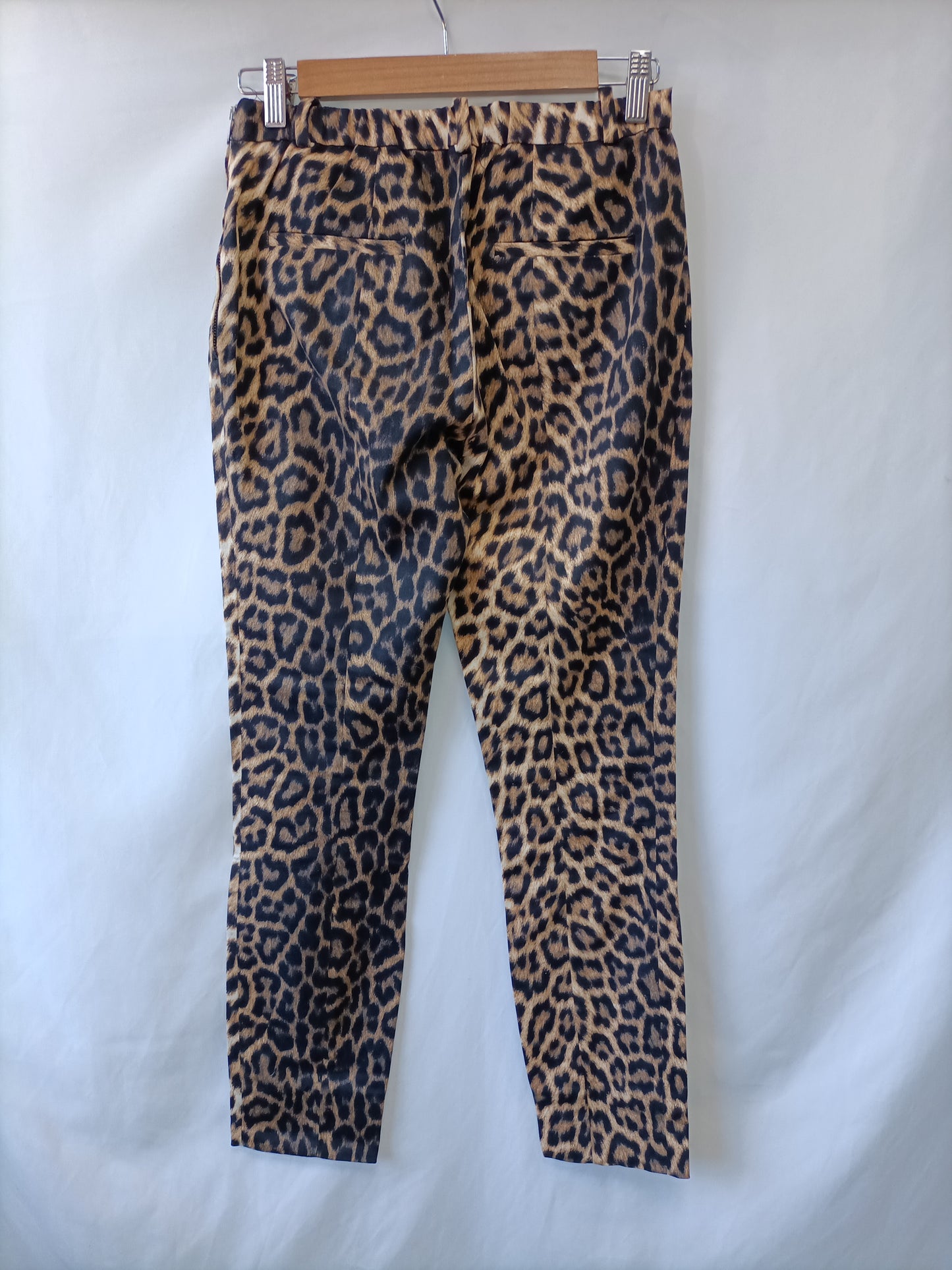ZARA. Pantalón animal print T.xs