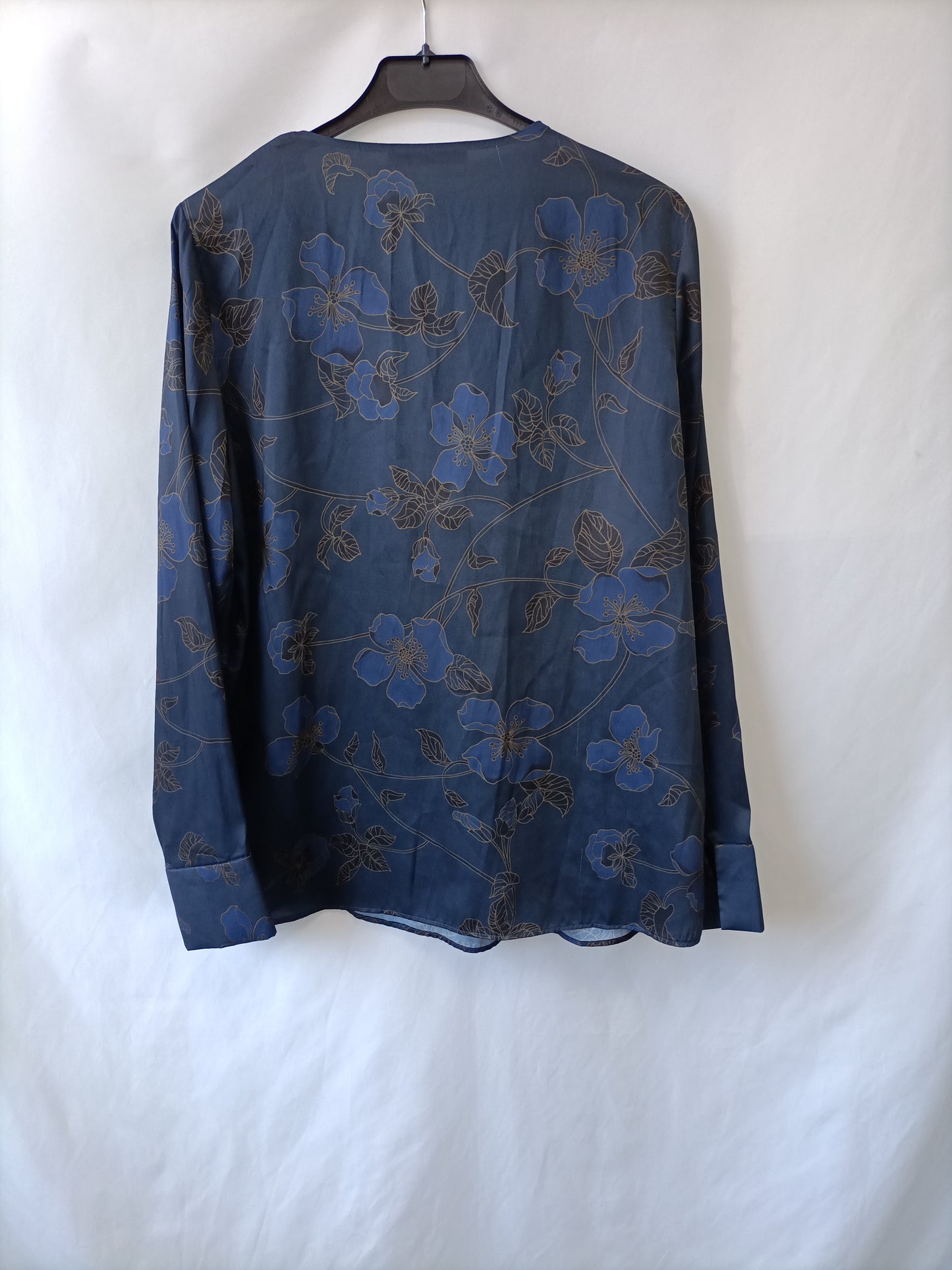 MANGO. Blusa azul flores T.m