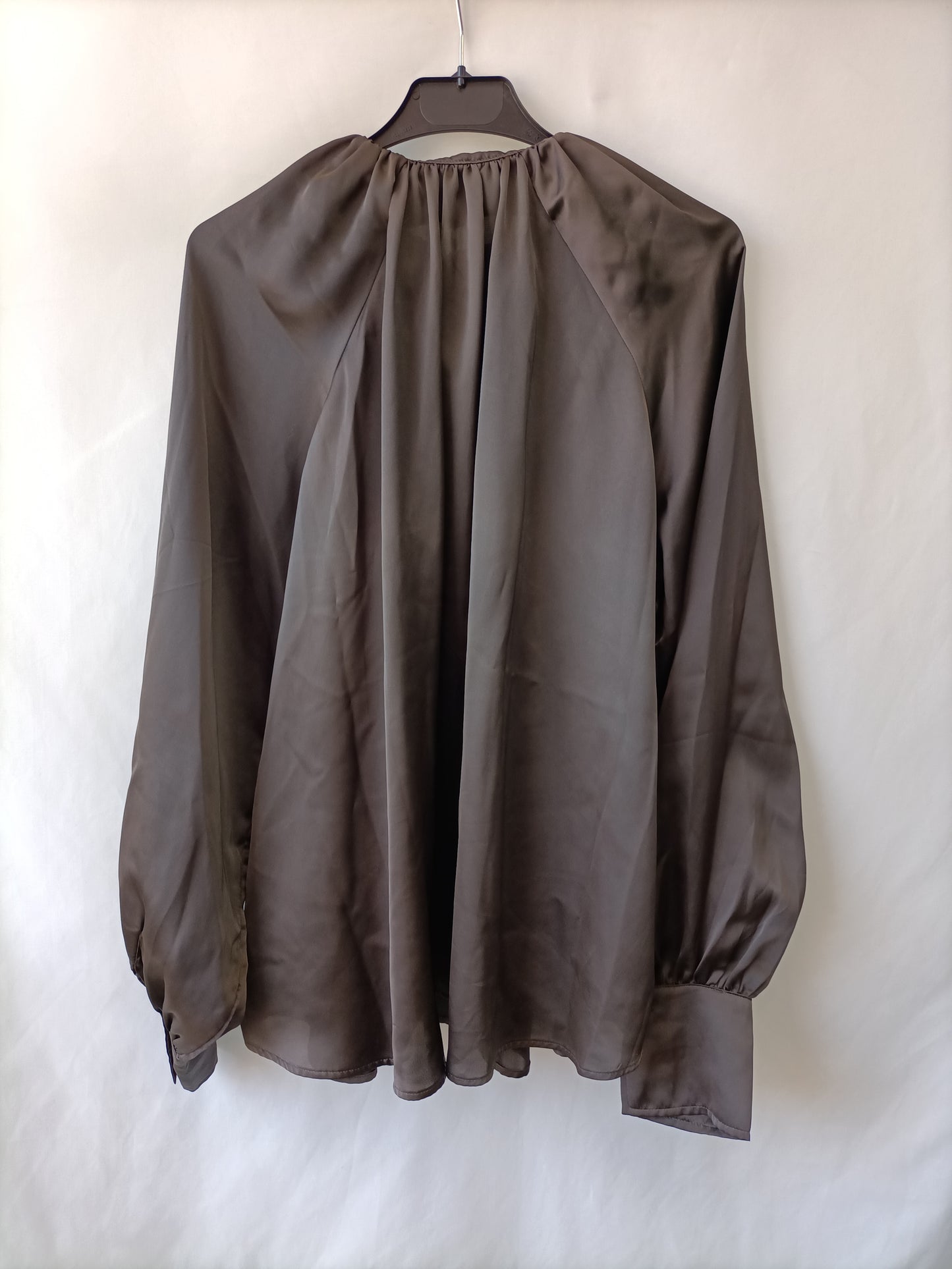 H&M. Blusa gris fluida T.m