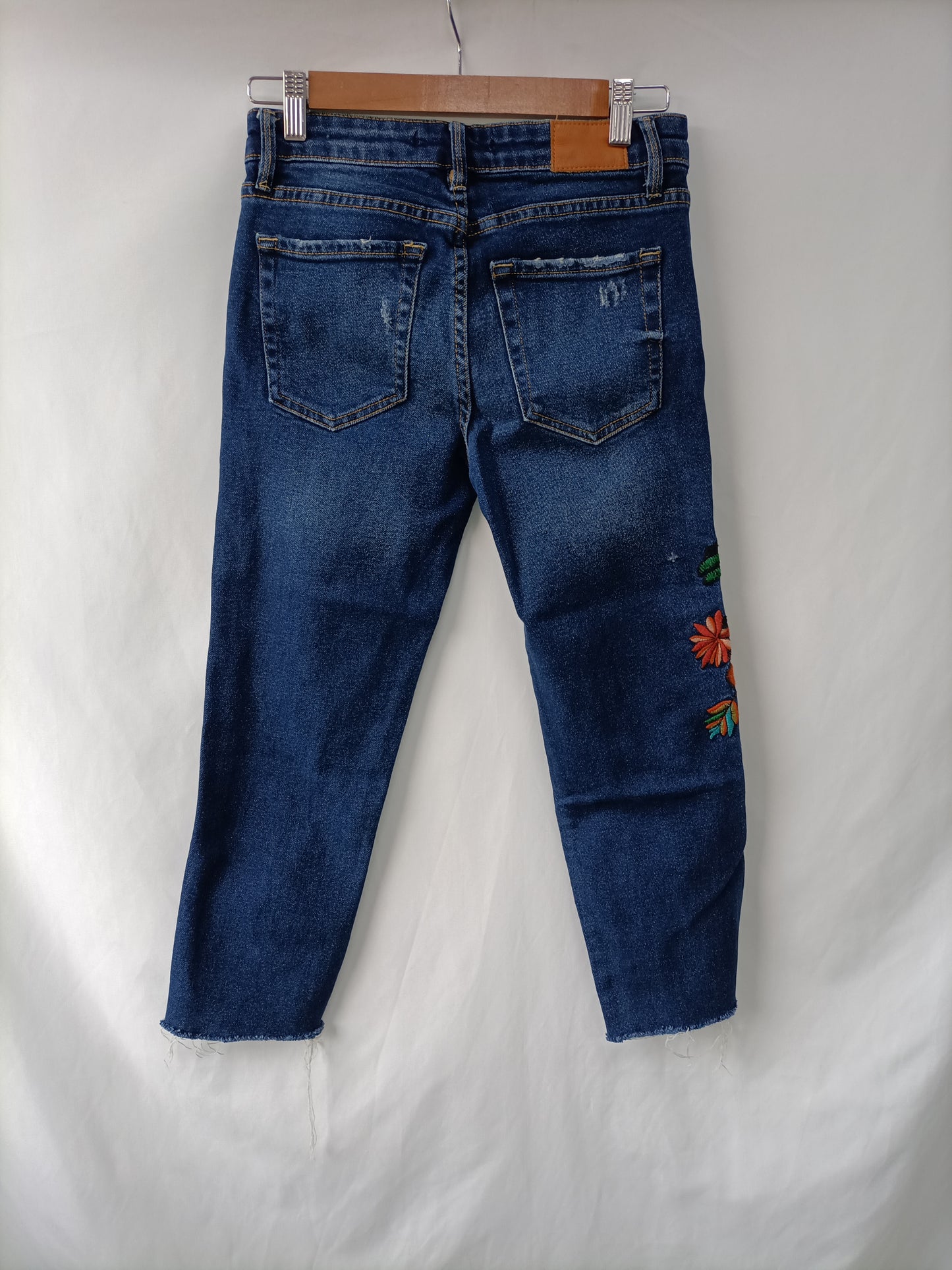 ZARA. Pantalón denin bordados T.36