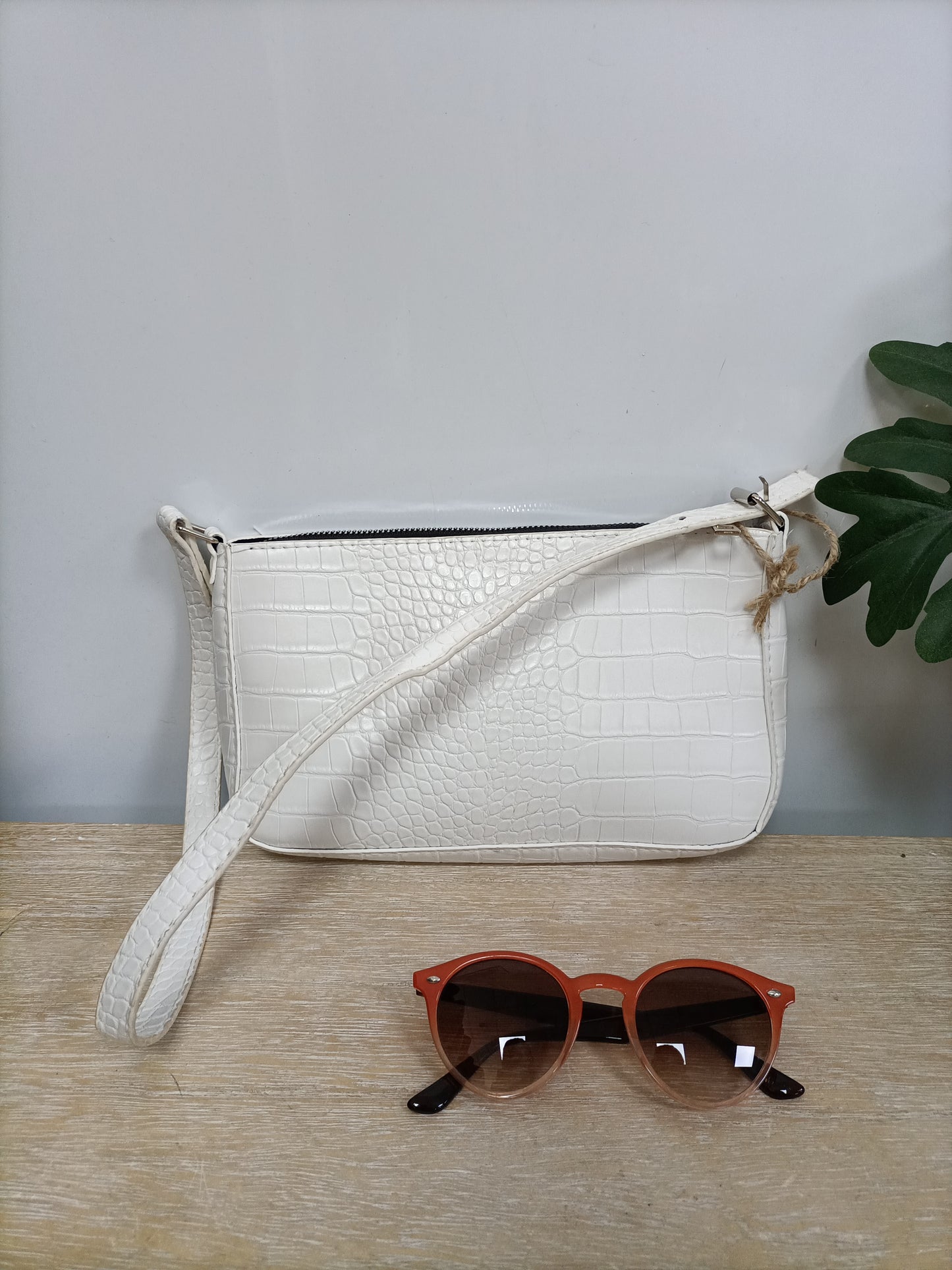 OTRAS. Bolso efecto serpiente