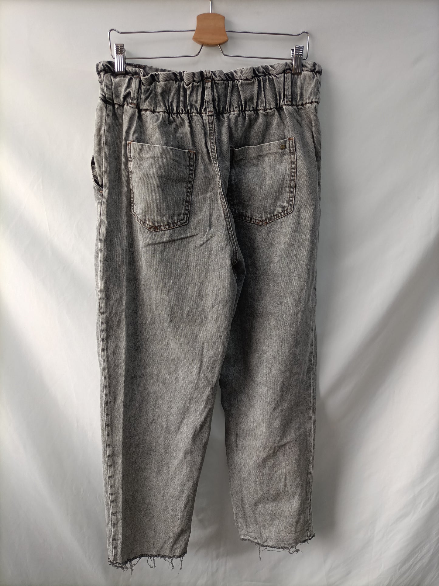 ZARA. Pantalón slouchy gris T.40