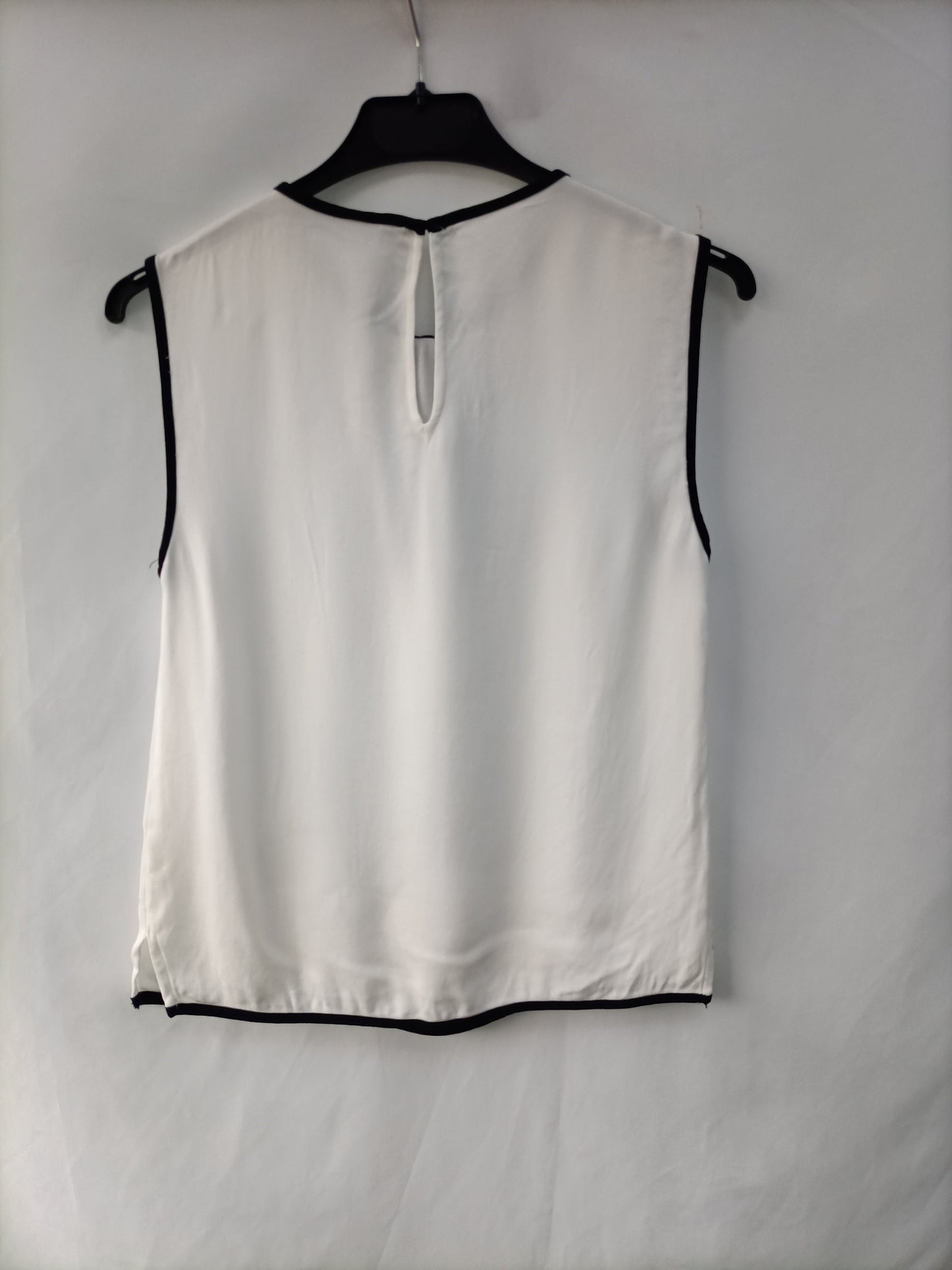 ZARA. White top with T.xs trim