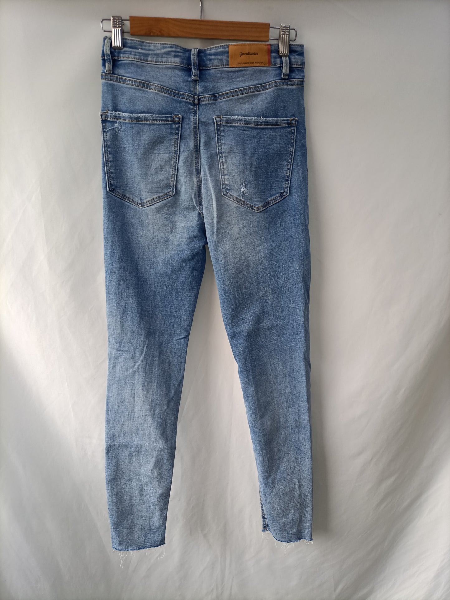 STRADIVARIUS. Pantalón vaquero roto T.38