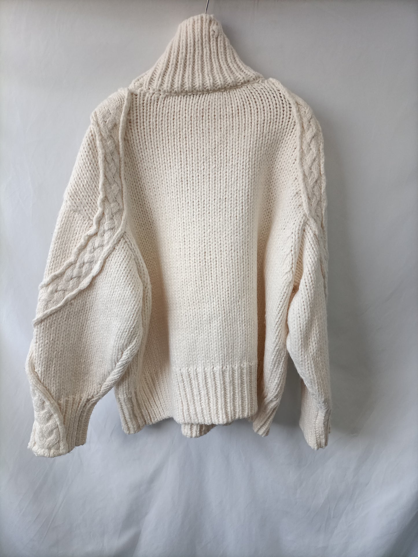 ZARA. Chunky beige sweater Tl
