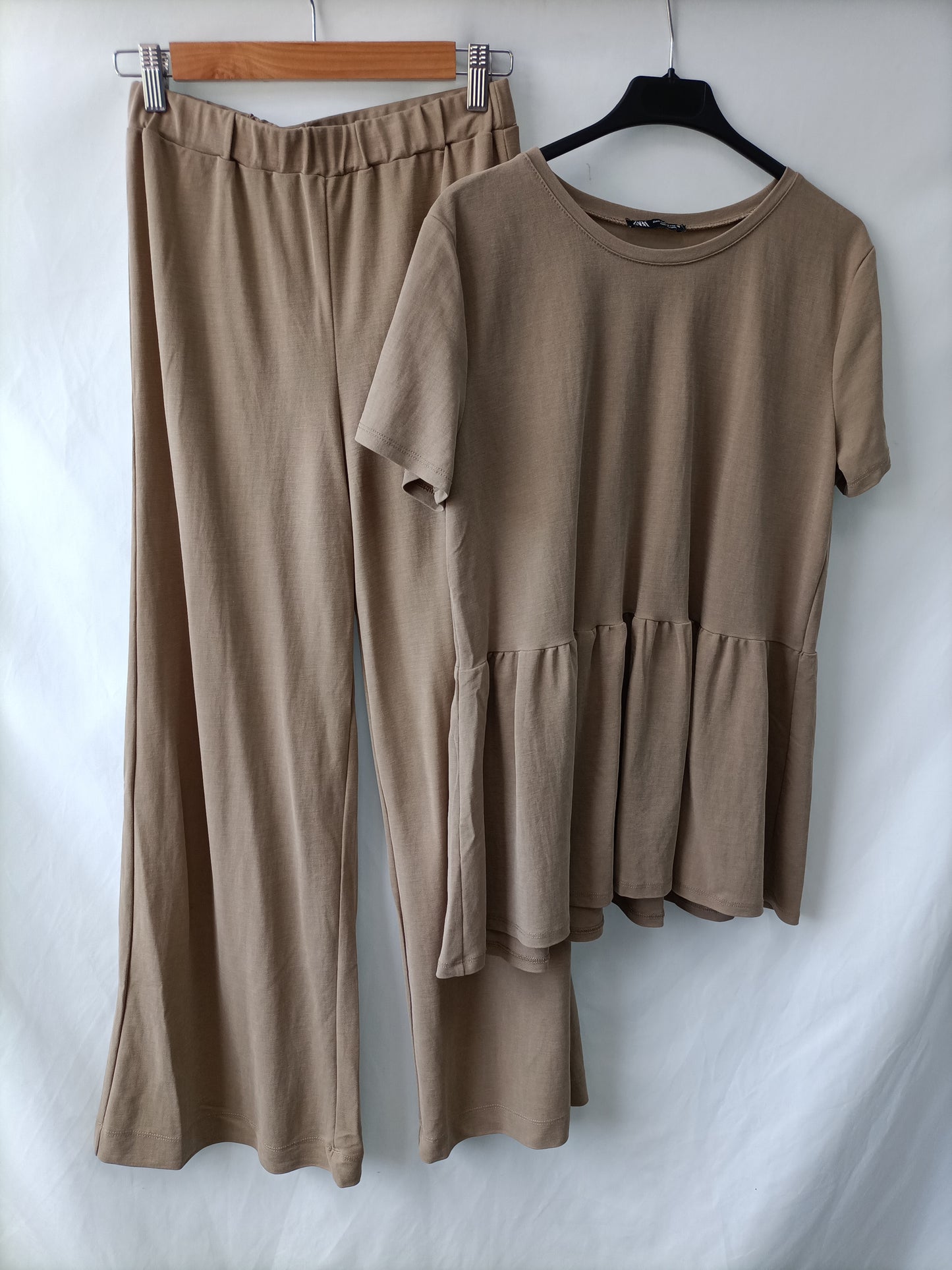 ZARA. Pantalón ancho beige T.m