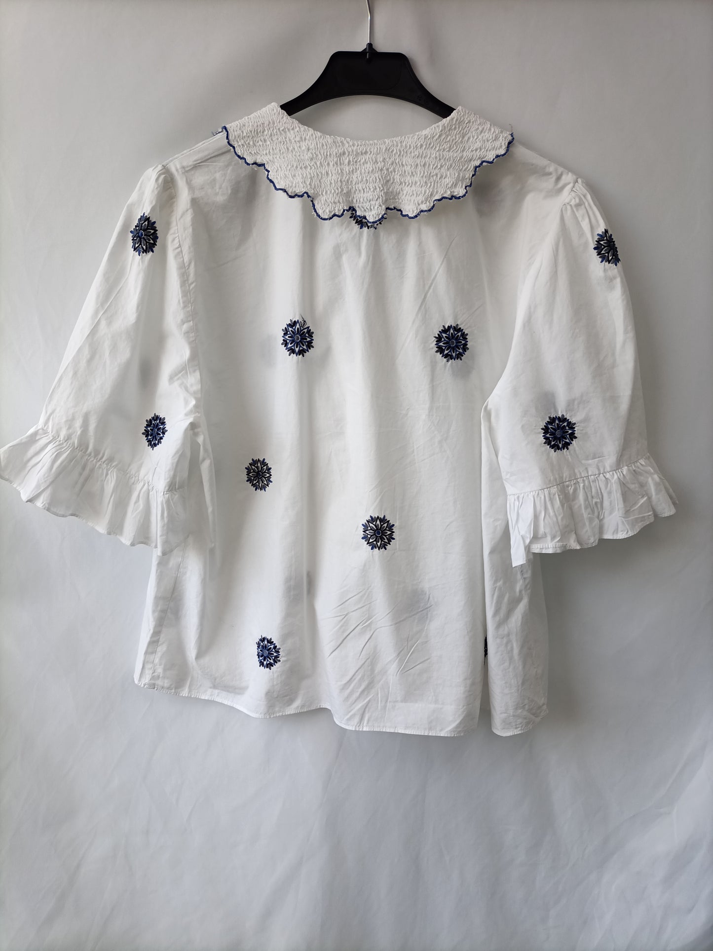 ZARA. Blusa blanca Bordados azules T.l