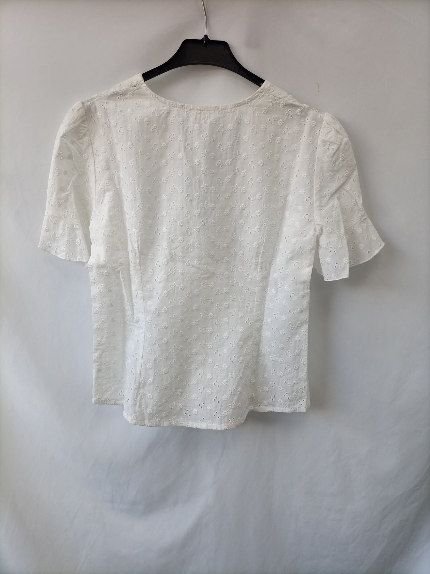 OTHERS. White die-cut blouse Ts
