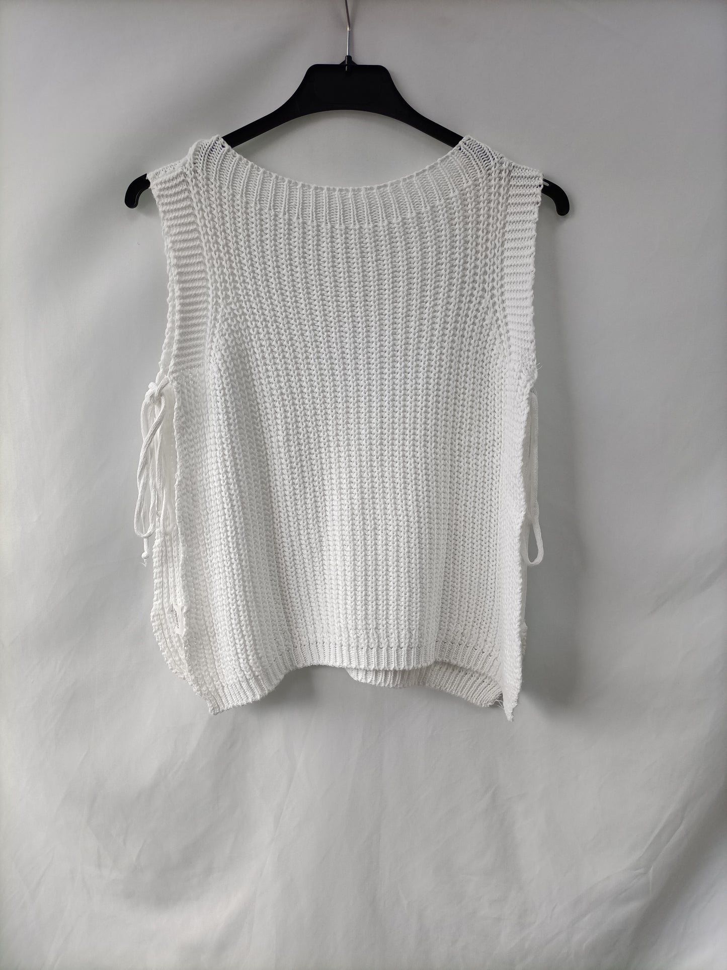 OTRAS. Top blanco punto Tu(s)