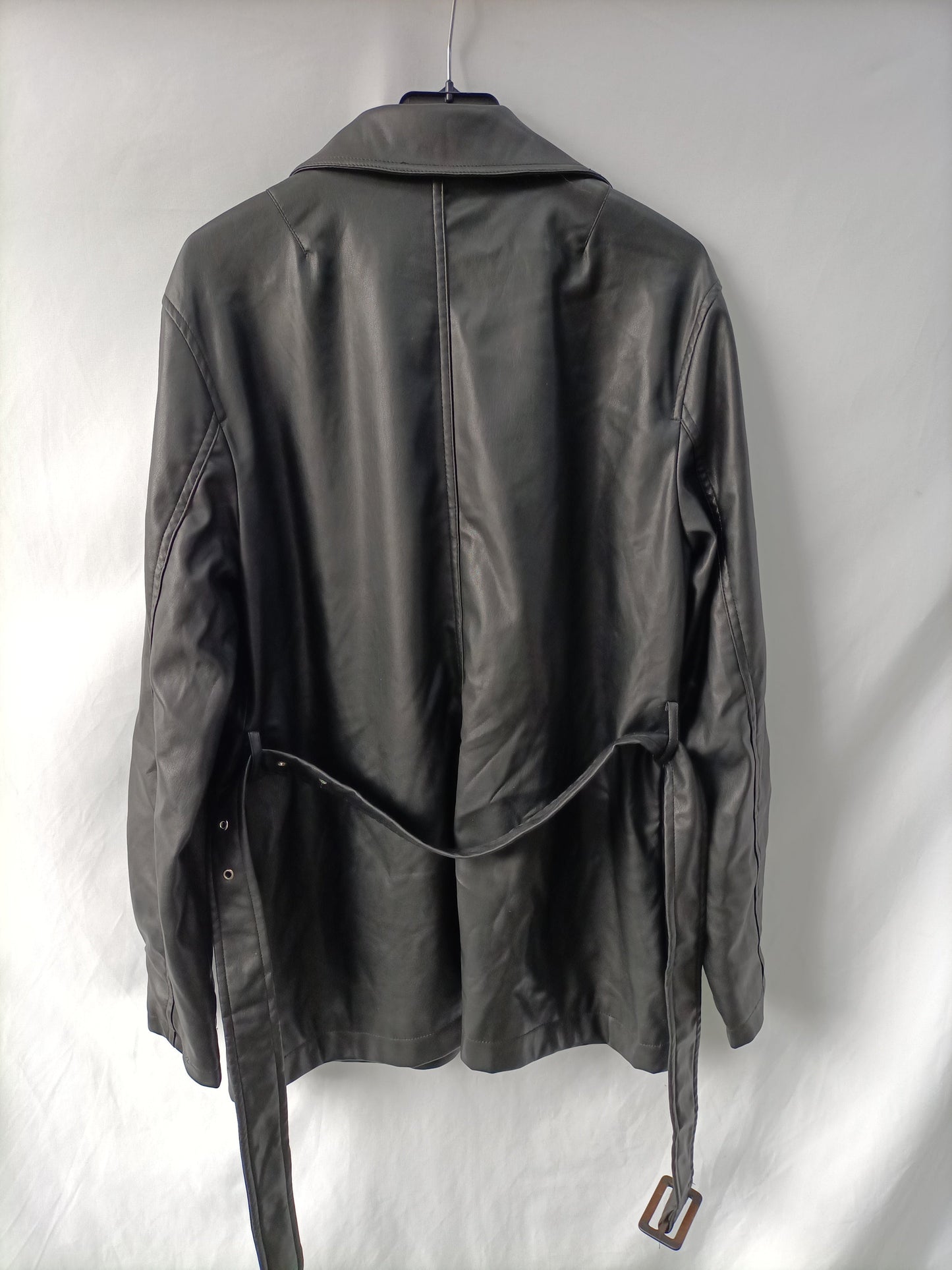 STRADIVARIUS. Cazadora polipiel T.l