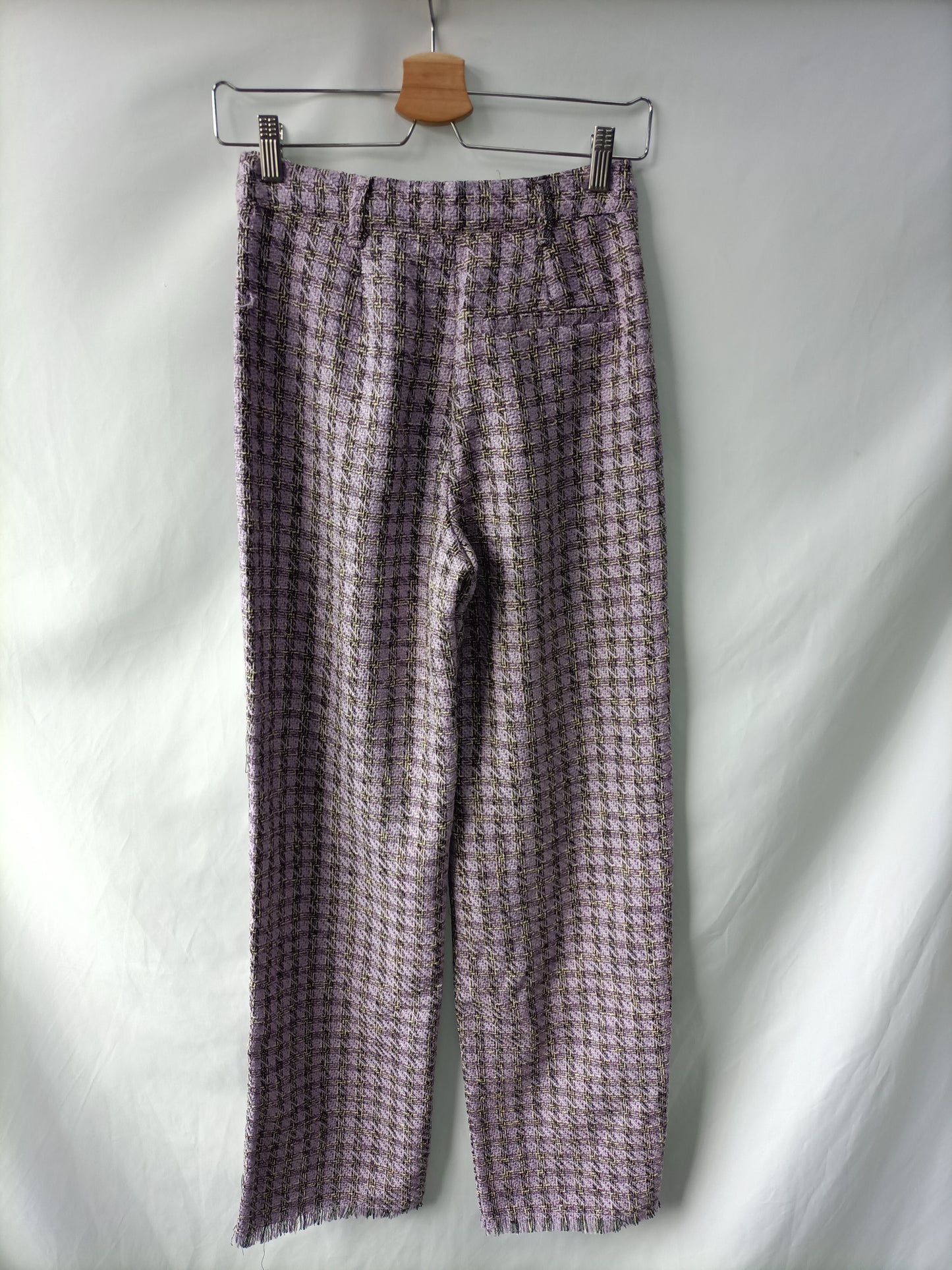 BERSHKA. Pantalón lila tweed T.34