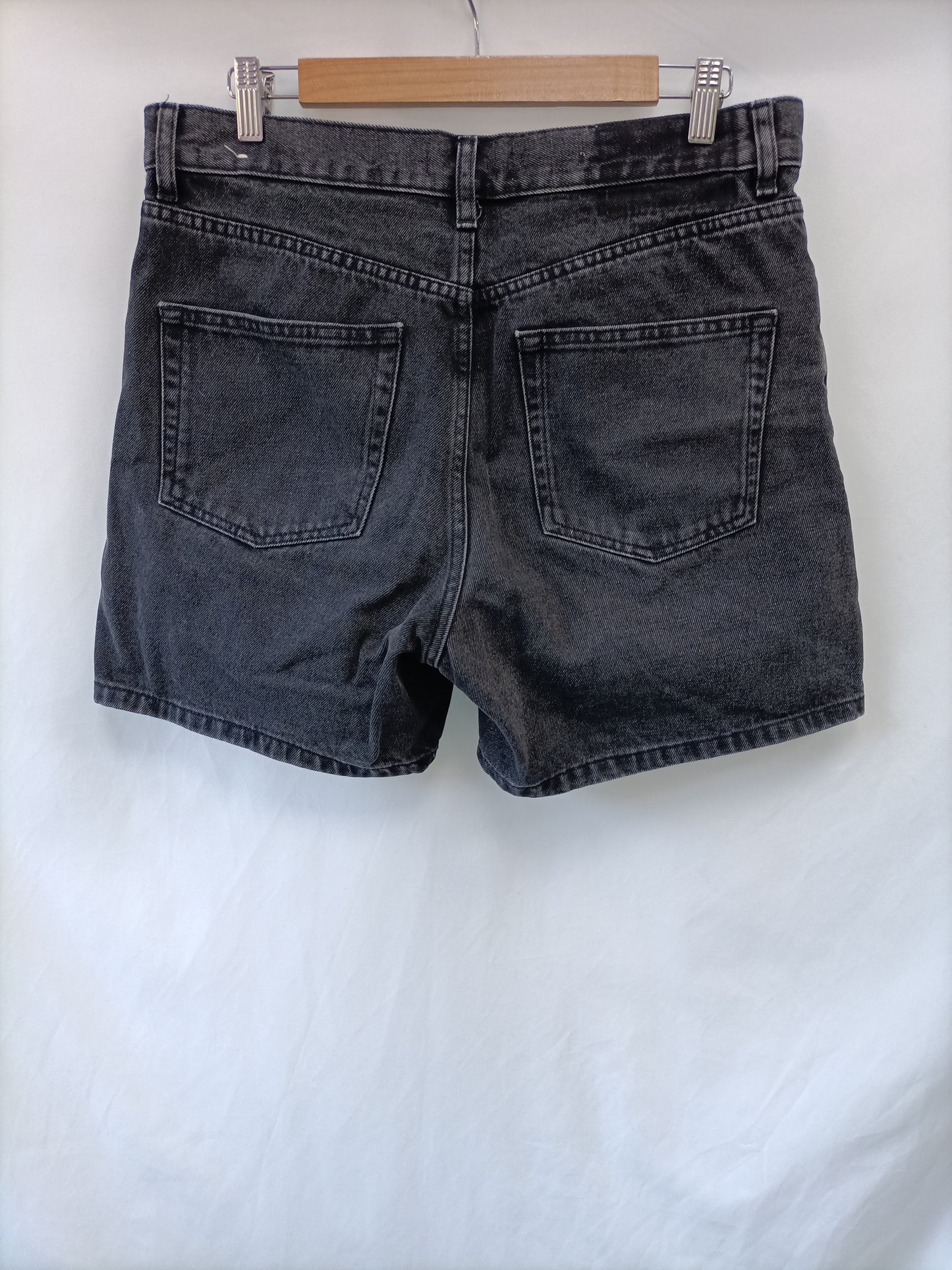 MANGO. Pantalón corto negro T.40