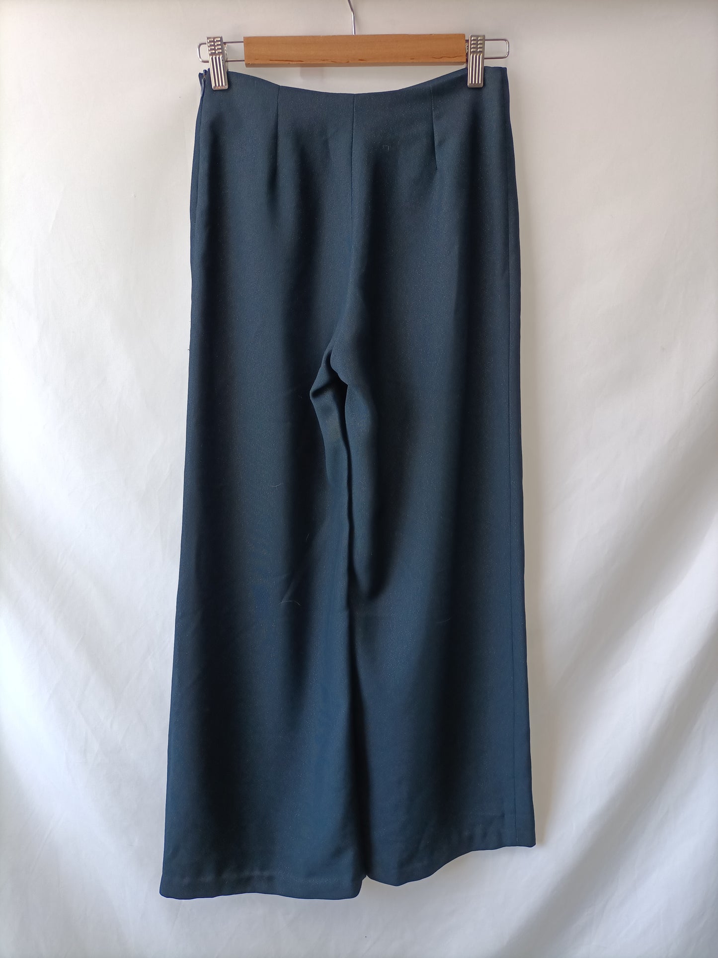 BERSHKA. Pantalón azul palazzo brillante T.34