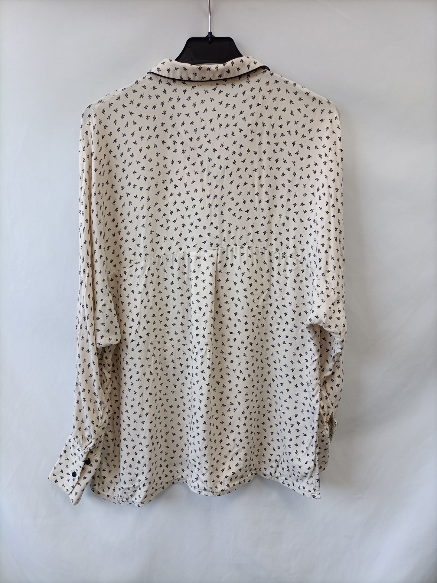 MANGO. camisa beige florecirtas en negro T.m
