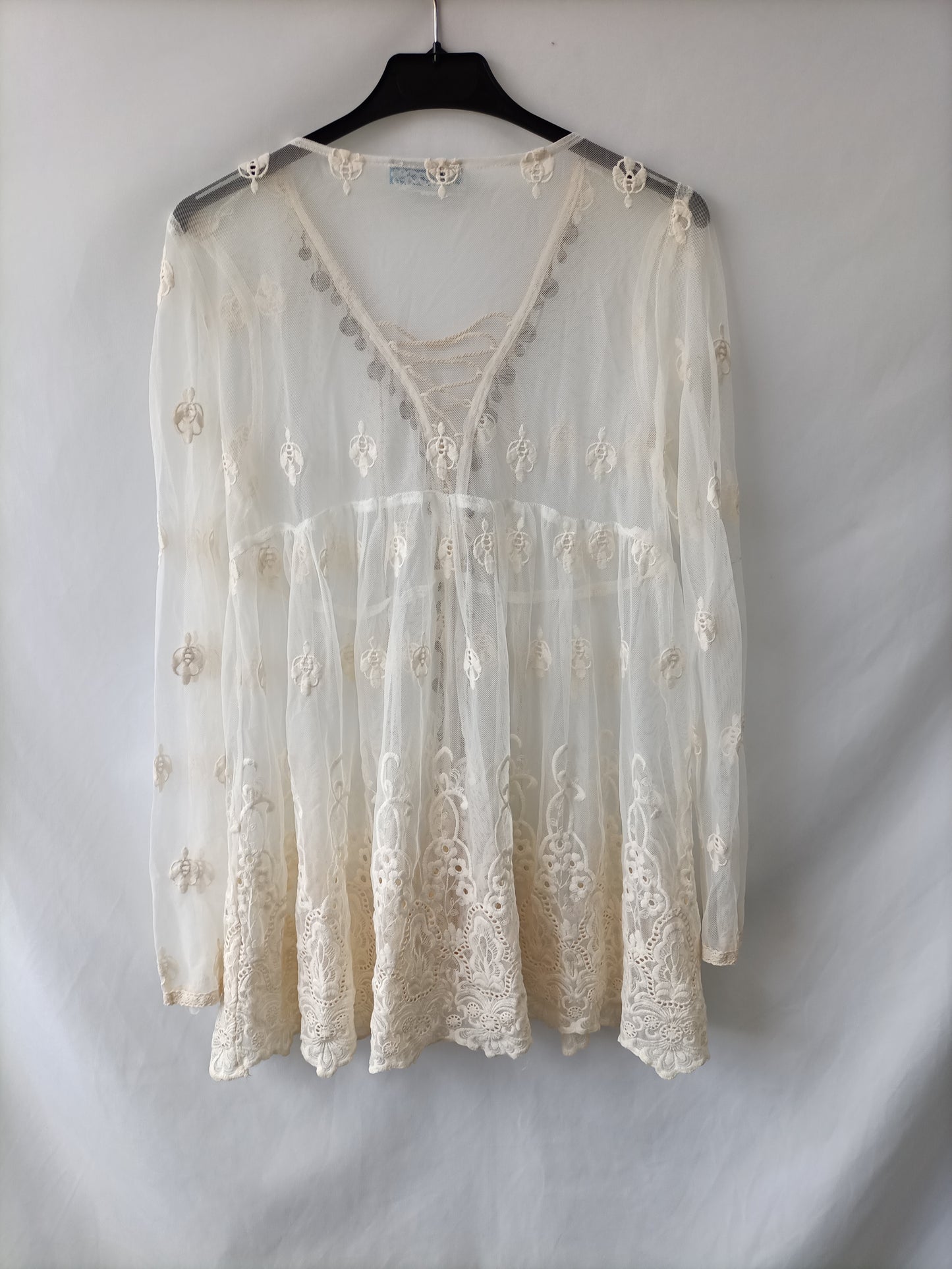 HUG&CLAU. Sobrecamisa rejilla y abalorios TU