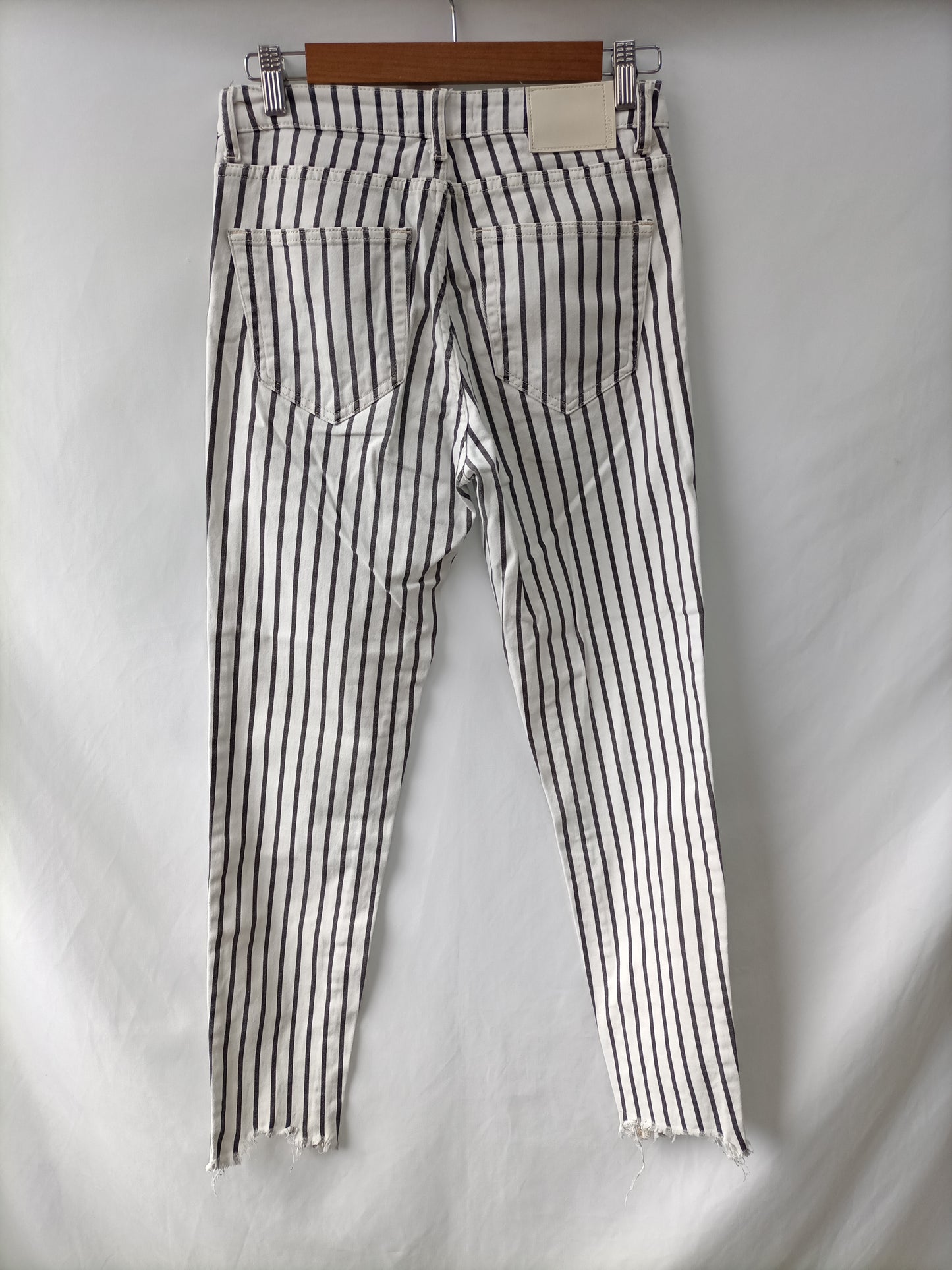 PULL&BEAR. Pantalón denim rayas T.38