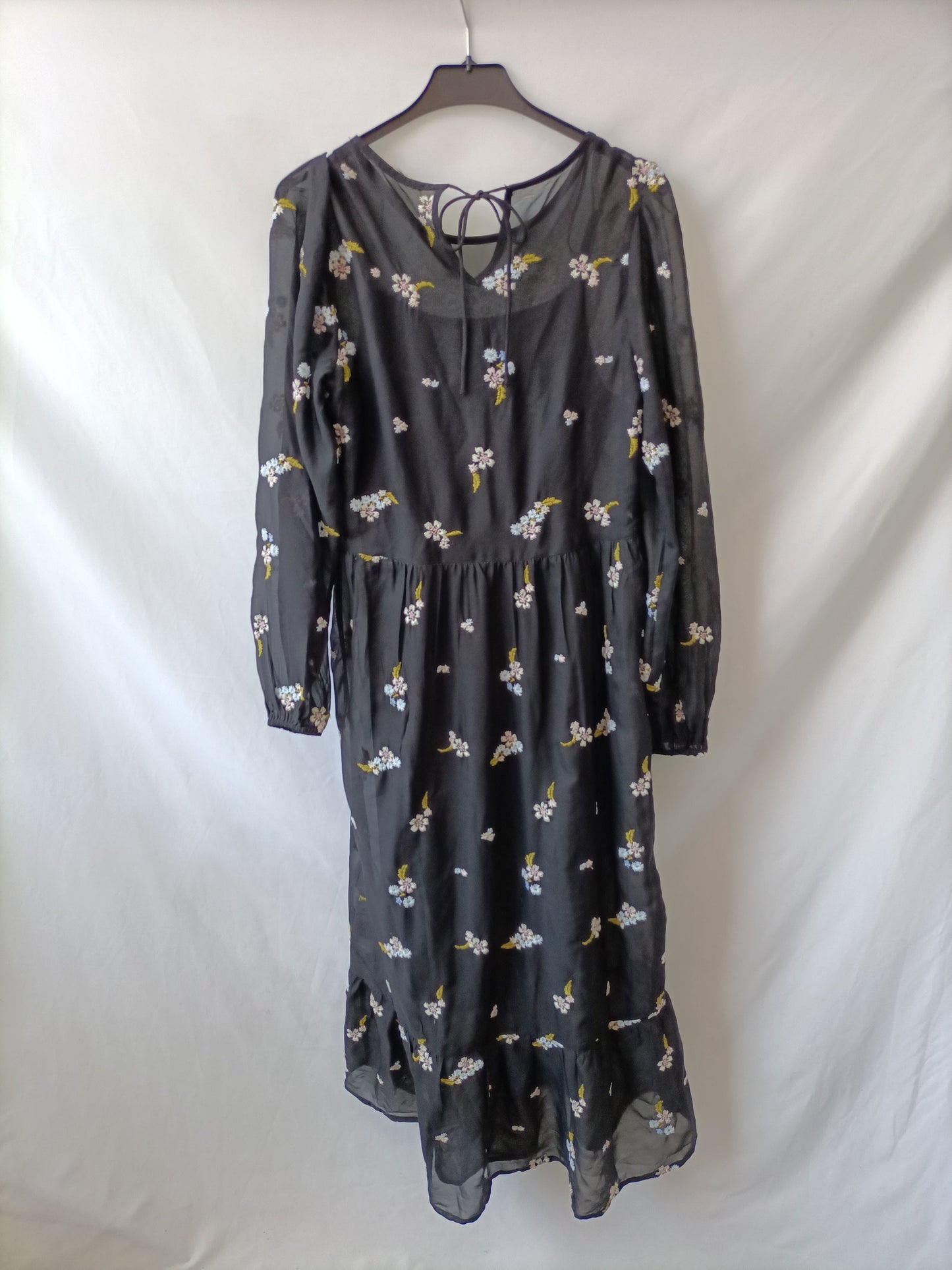 C&A. Vestido largo bordados T.34