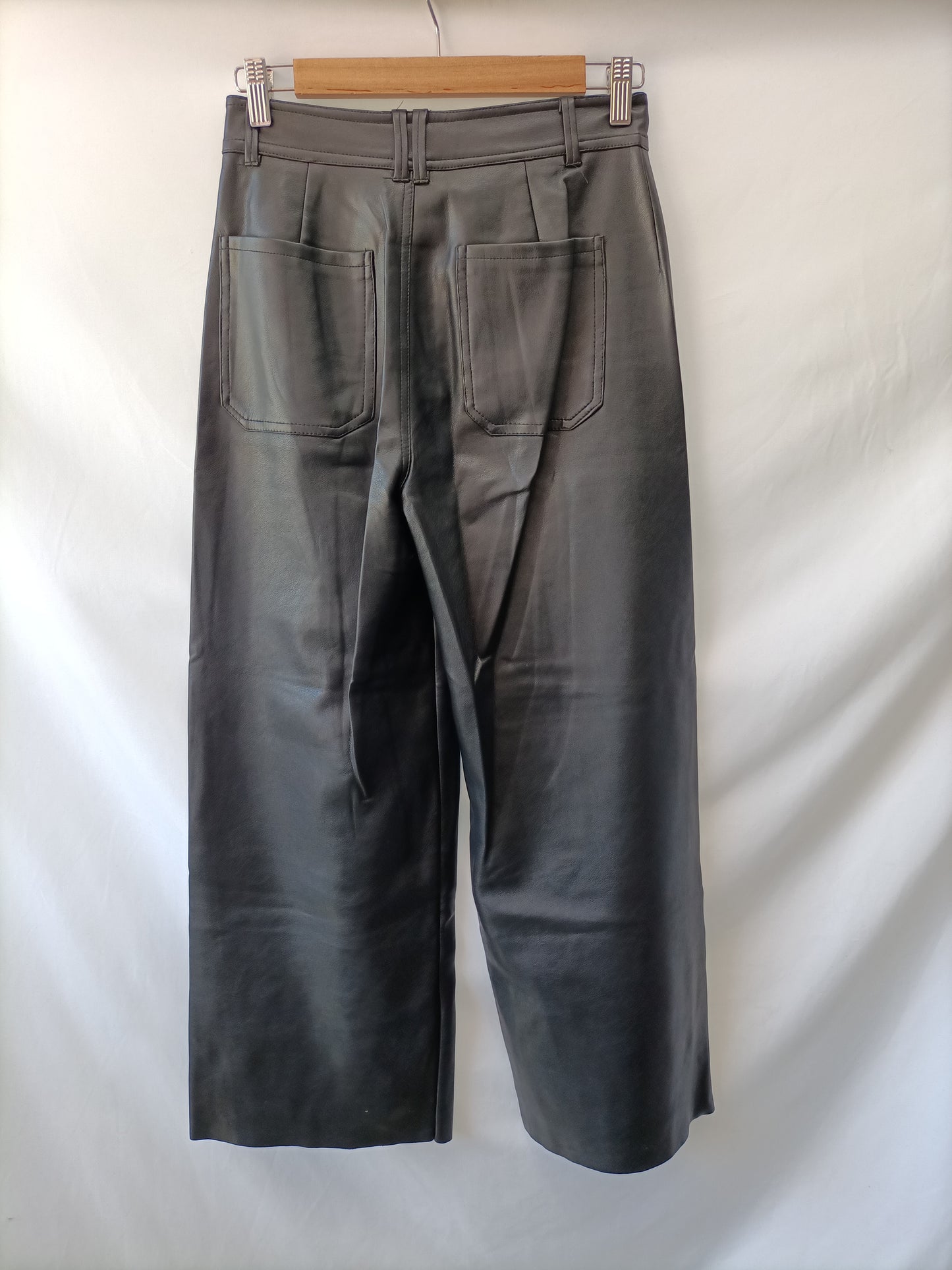 PULL&BEAR.Pantalones anchos polipiel T.32