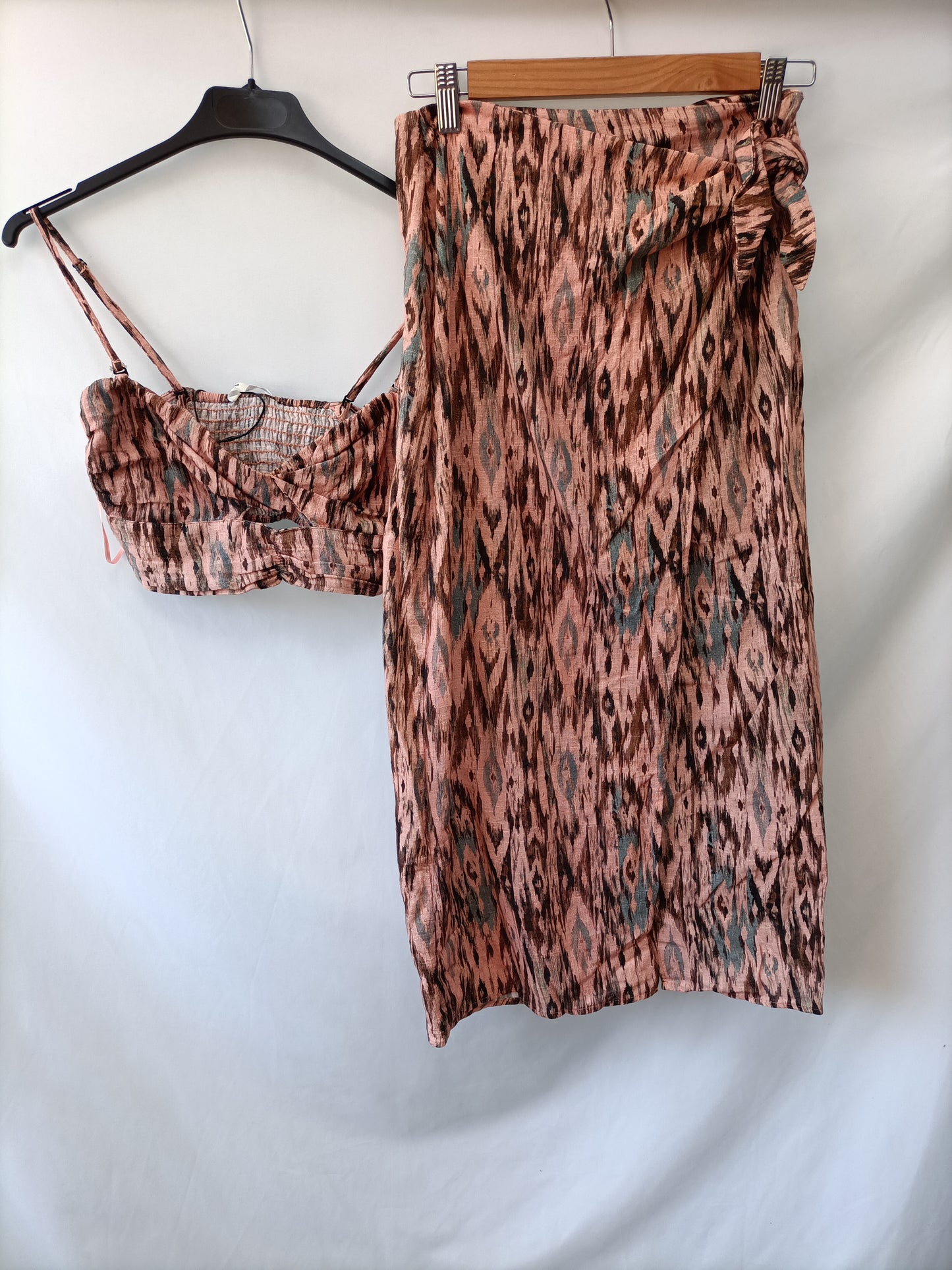 PULL&BEAR. Pink crop top with earth tone print TS