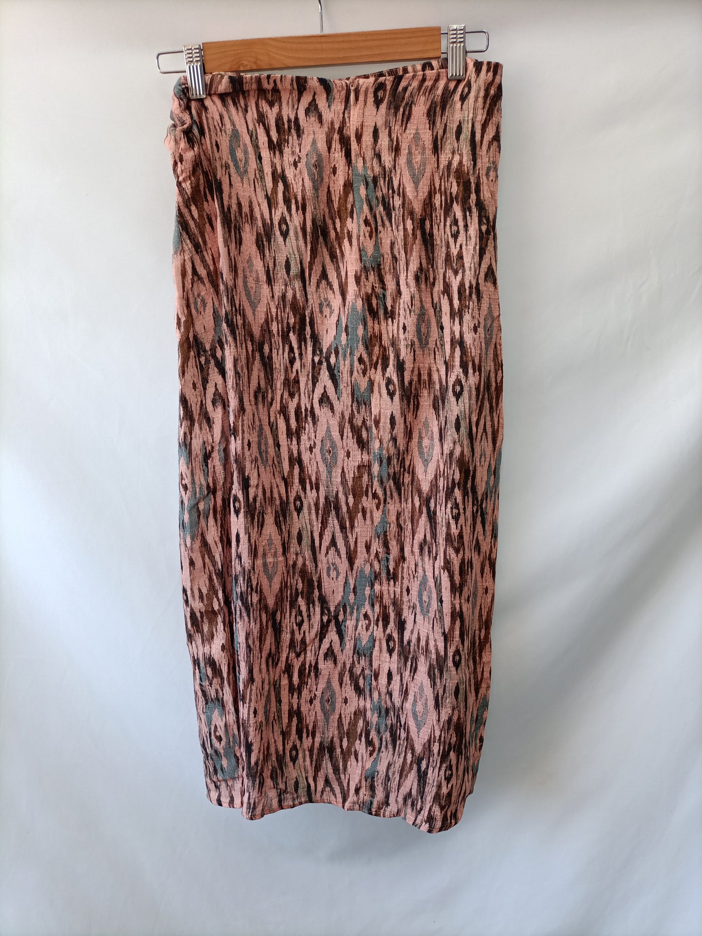 PULL&BEAR. Pink midi skirt with earth tone print TS