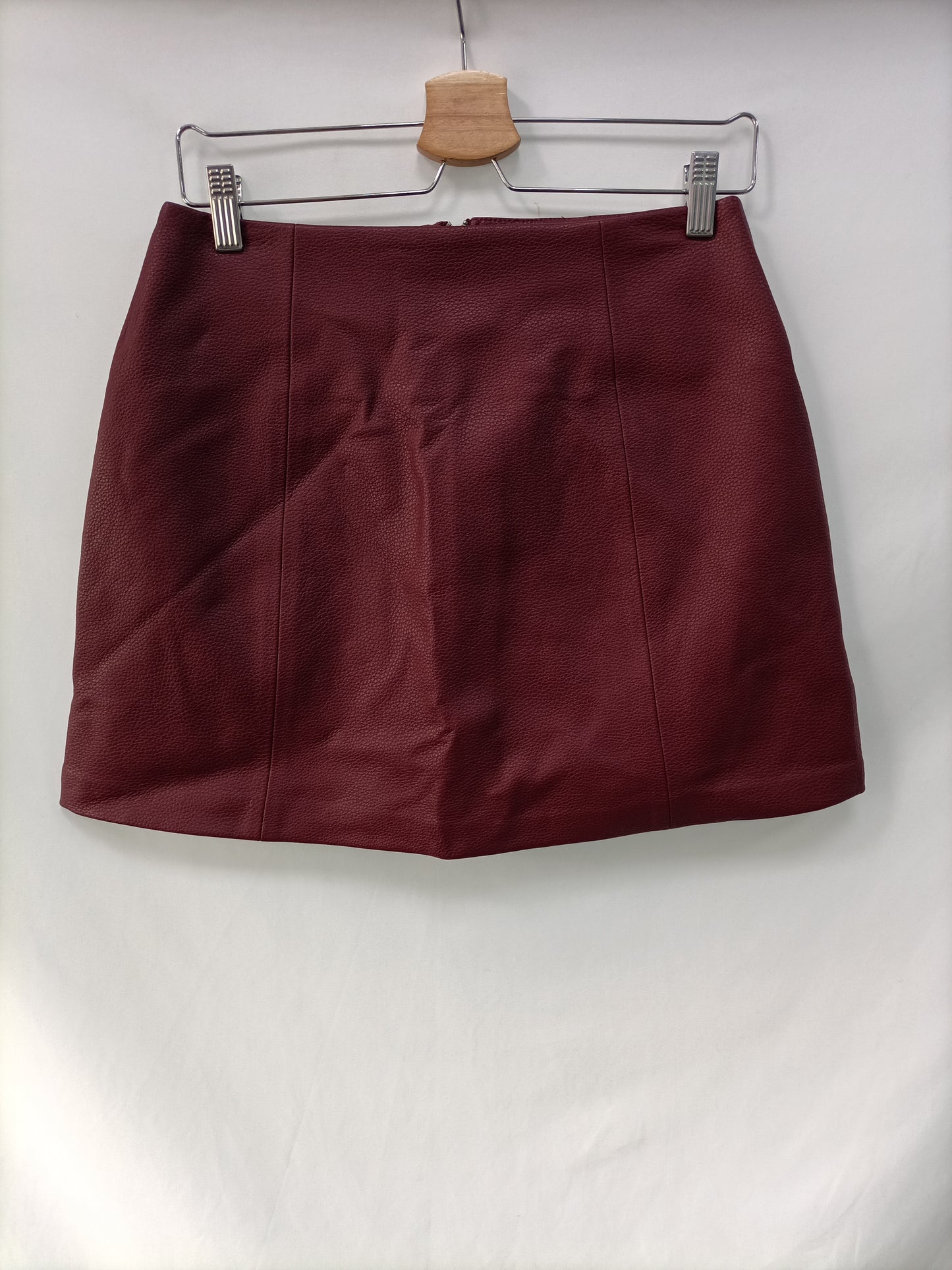 BERSHKA.Falda polipiel burdeos T.L