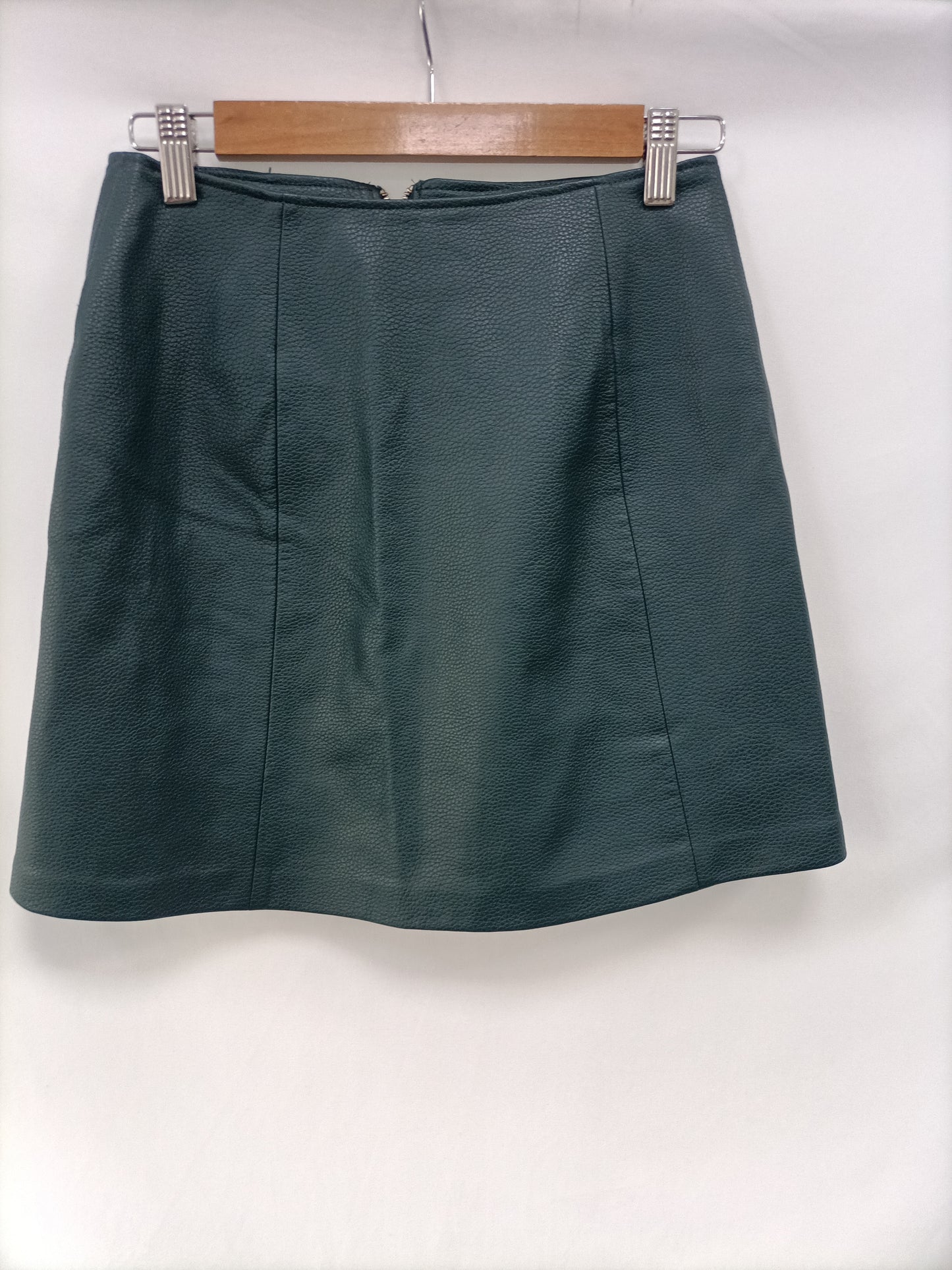 BERSHKA.Falda verde polipiel T.xs