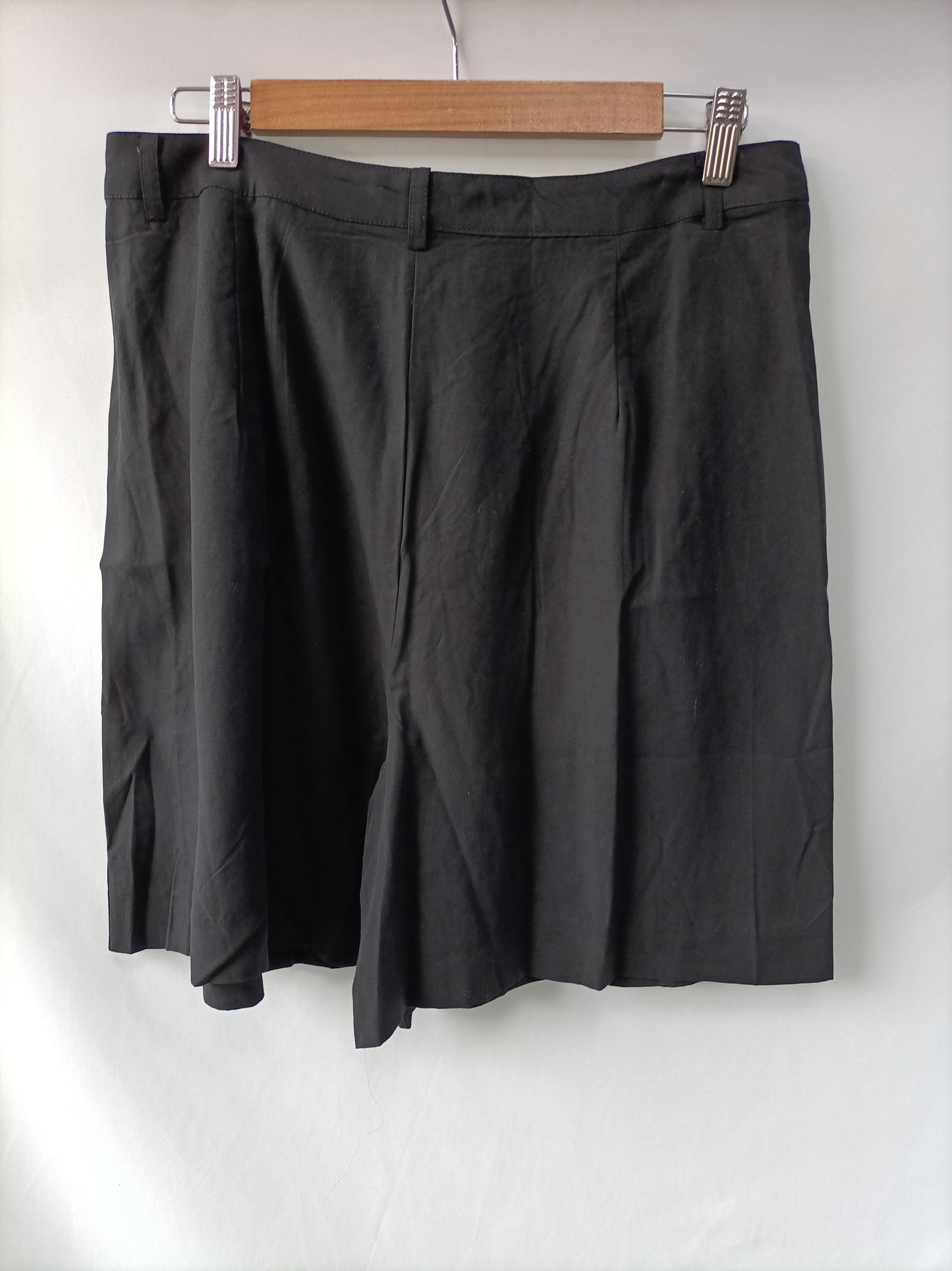 MANGO. Bermuda negra Fluida T.42