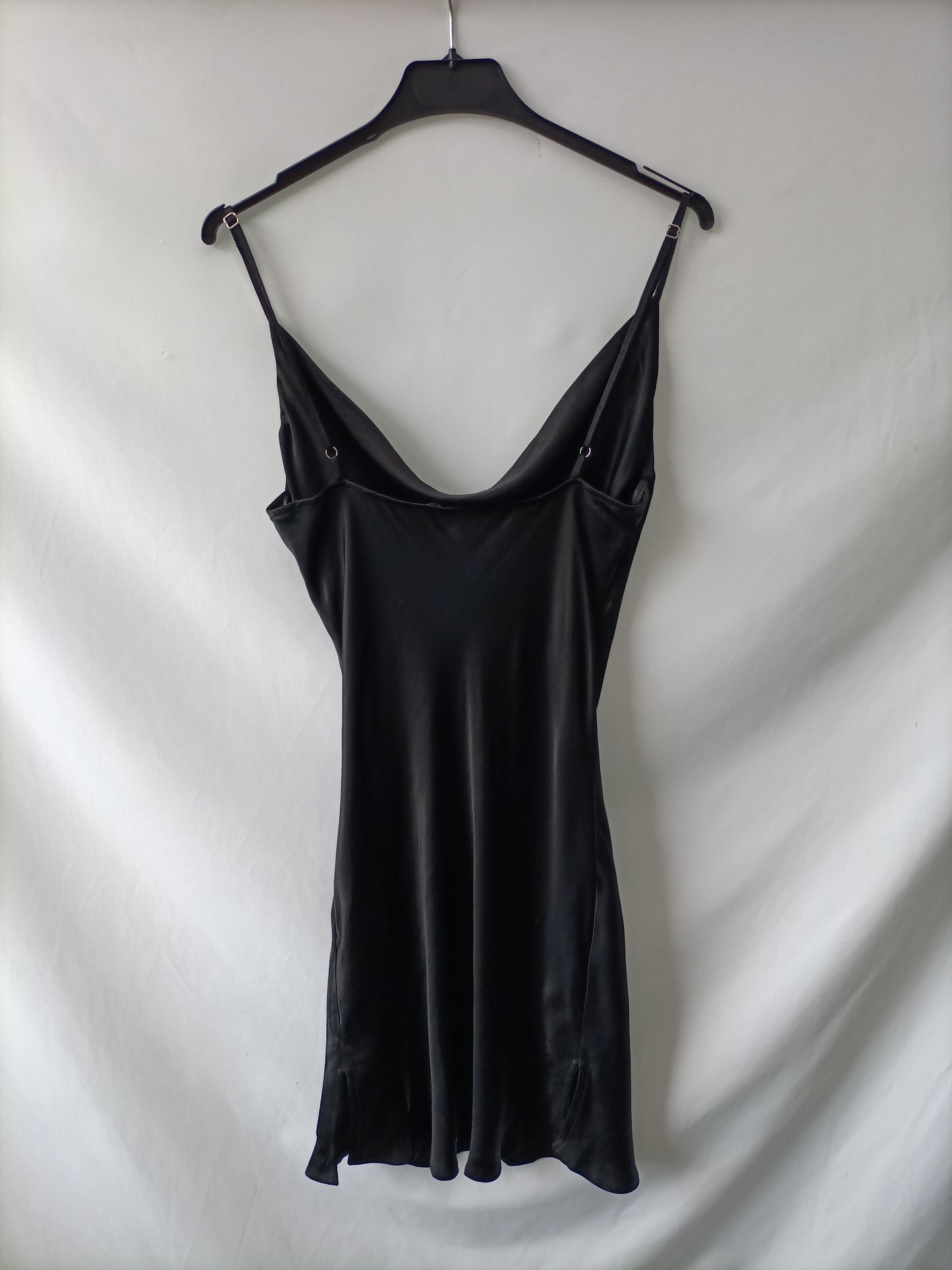 BERSHKA. Vestido negro satinado T.m