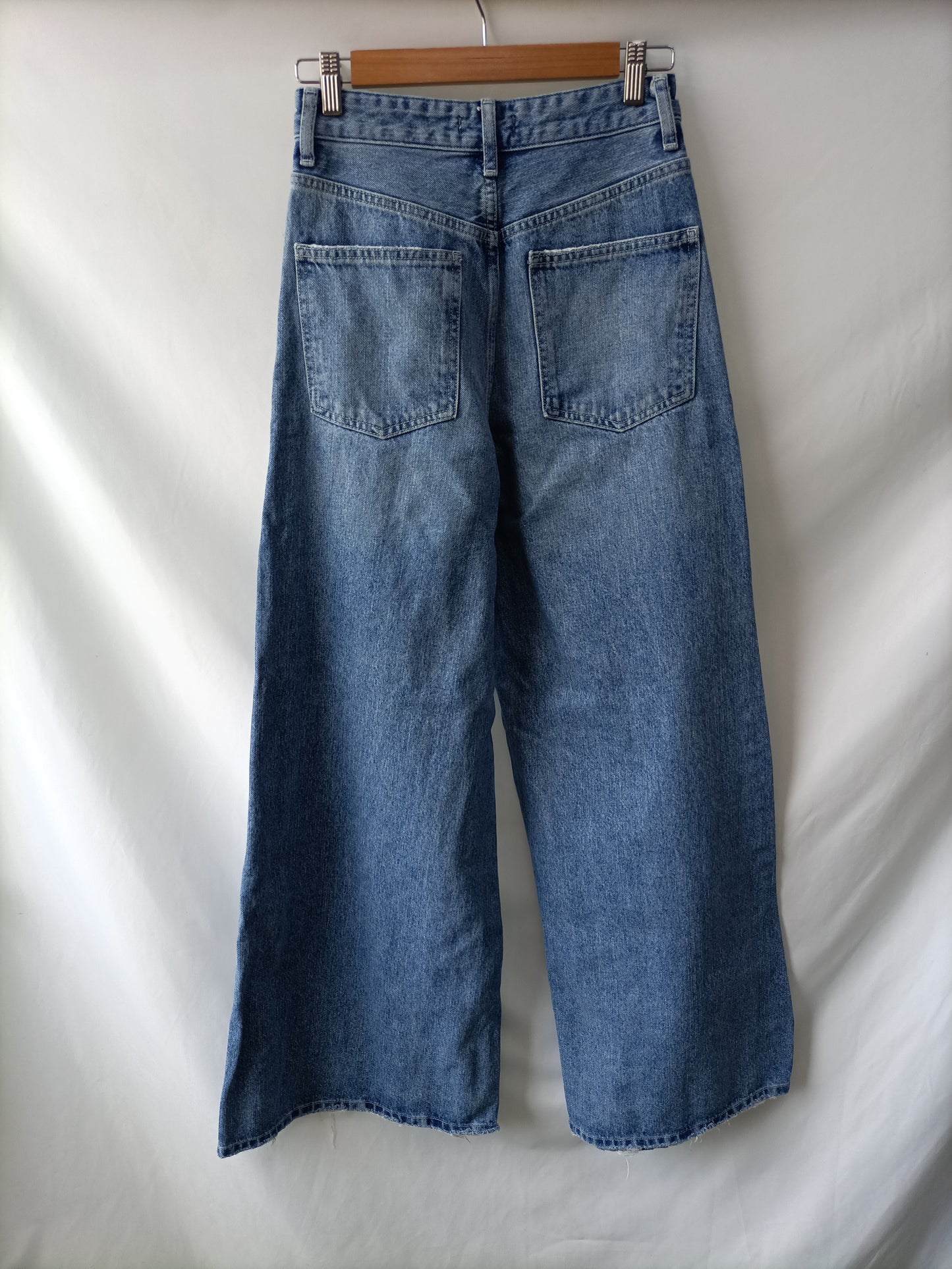 ZARA. Pantalón ancho denim T.34