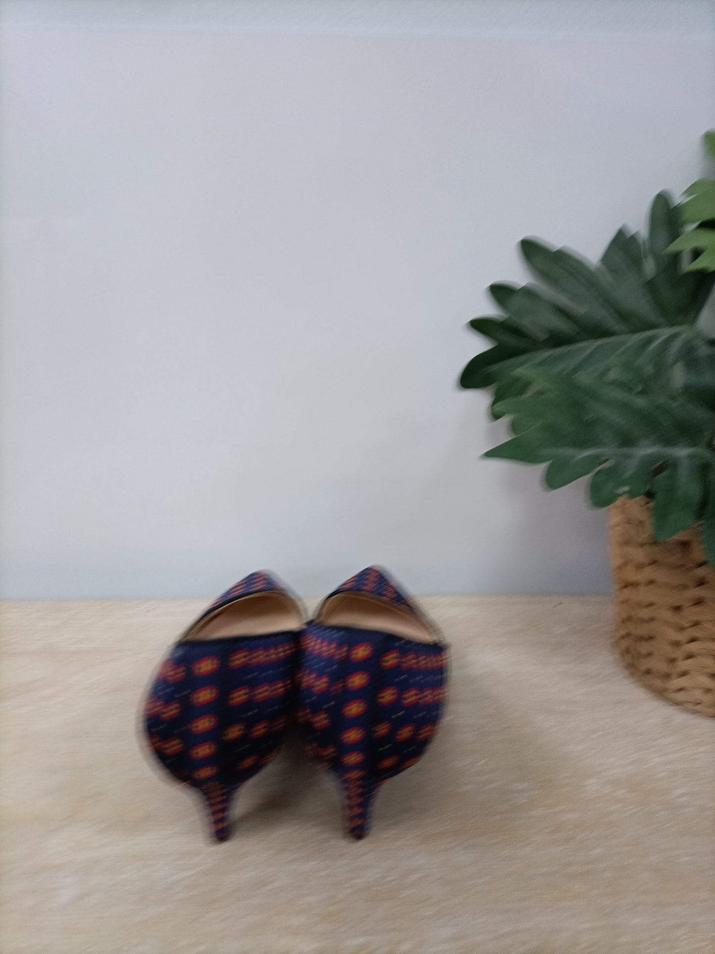 THE SHOES. zapatos azul flores T.37