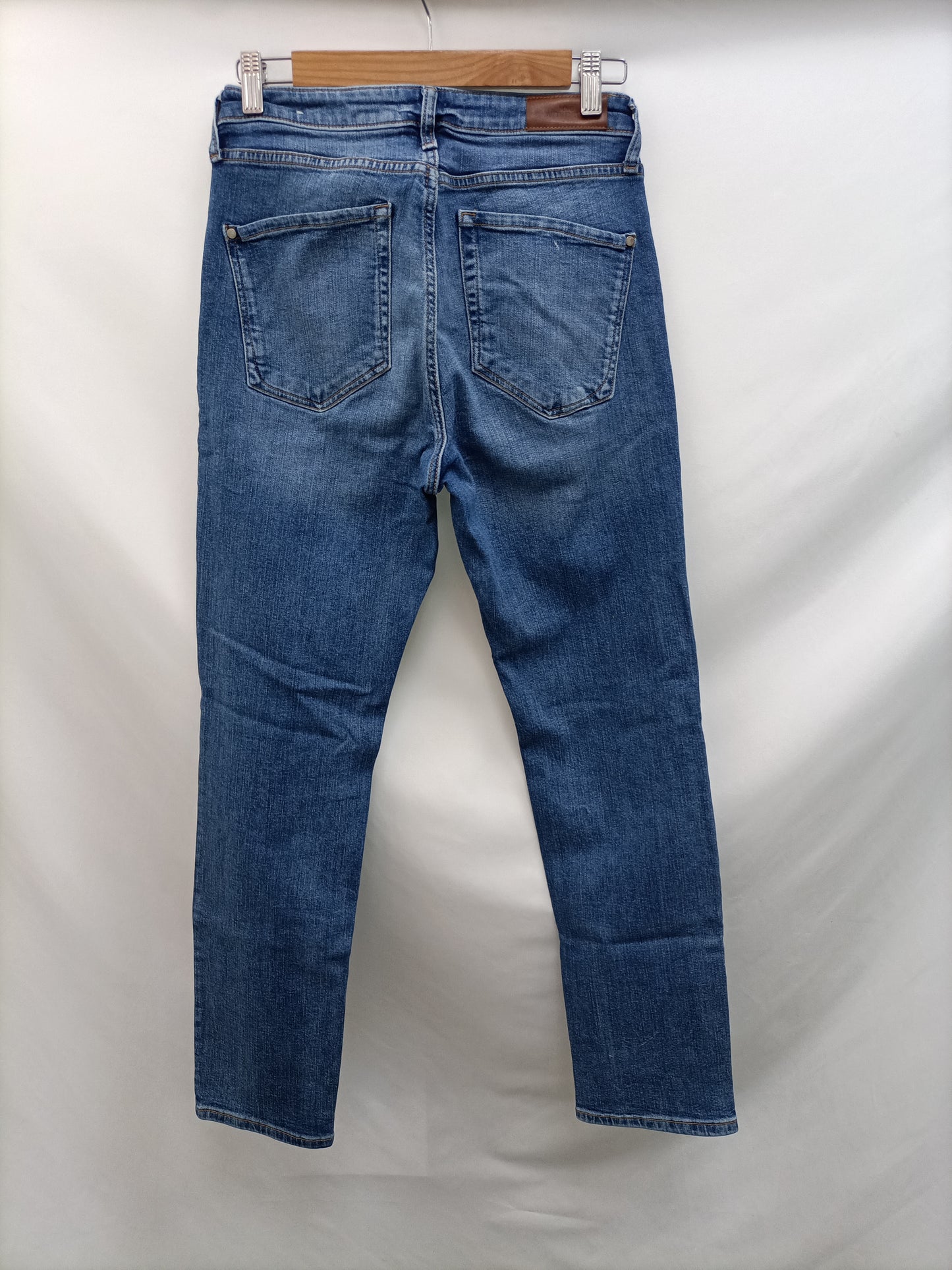 MANGO. Pantalón denim claro T.38